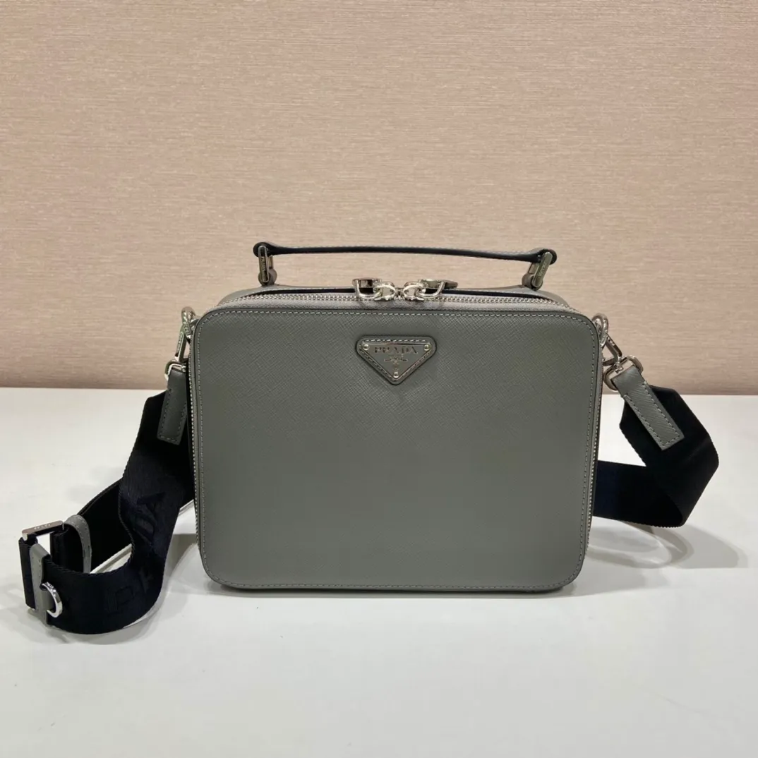 💰1640🎉Upgrade Board🎉2VH069🎉🎉 This Brique handbag is made of Saffiano leather, and its simple lines highlight a striking style. The iconic Saffiano leather material is synonymous with luxury and a status symbol of traditional Italian leather goods manufacturing craftsmanship. This handbag has an elegant design, equipped with handles and a detachable long nylon shoulder strap, which is more simple and elegant. Get it now🎉🎉 Length 22x Height 16x Bottom 6cm