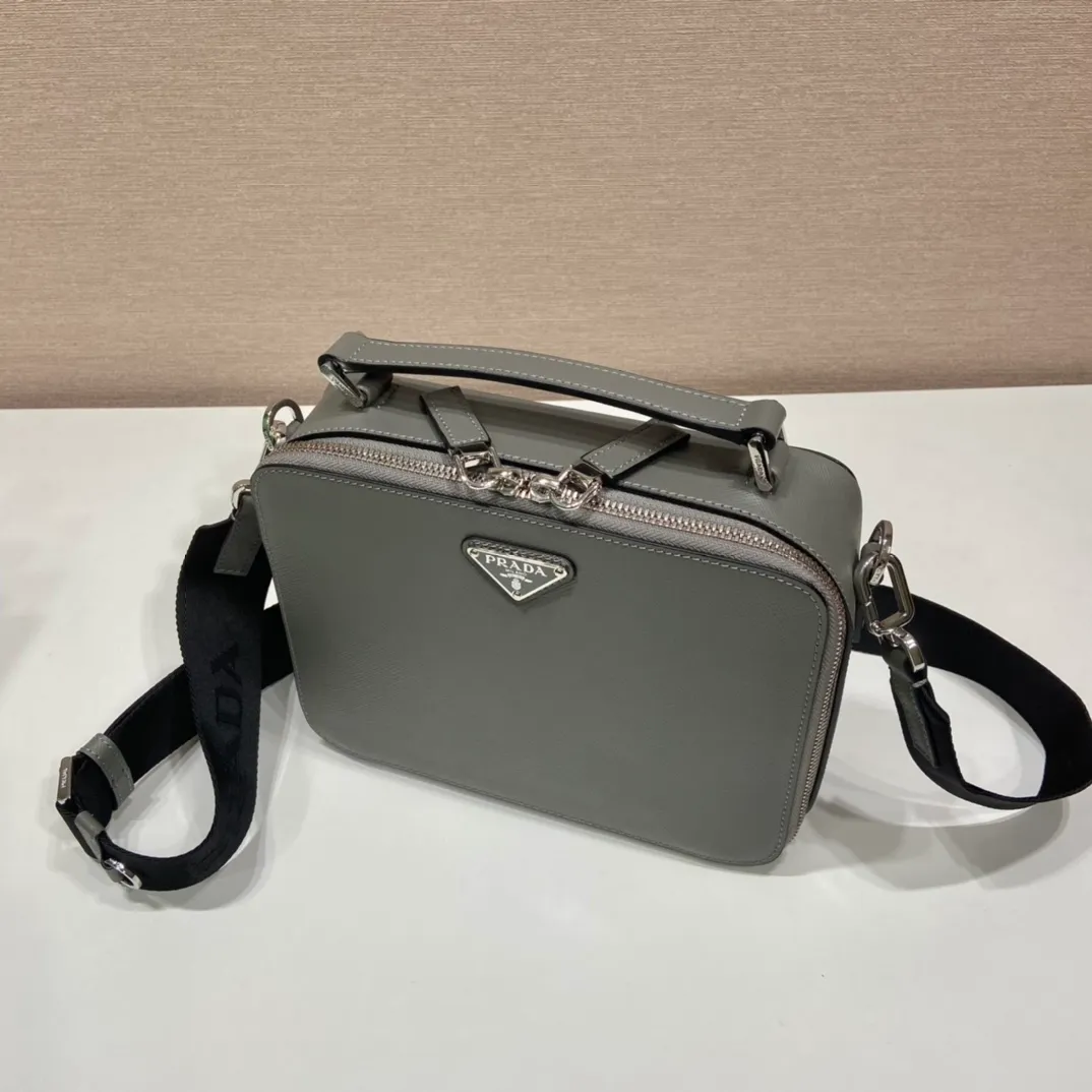 💰1640🎉Upgrade Board🎉2VH069🎉🎉 This Brique handbag is made of Saffiano leather, and its simple lines highlight a striking style. The iconic Saffiano leather material is synonymous with luxury and a status symbol of traditional Italian leather goods manufacturing craftsmanship. This handbag has an elegant design, equipped with handles and a detachable long nylon shoulder strap, which is more simple and elegant. Get it now🎉🎉 Length 22x Height 16x Bottom 6cm
