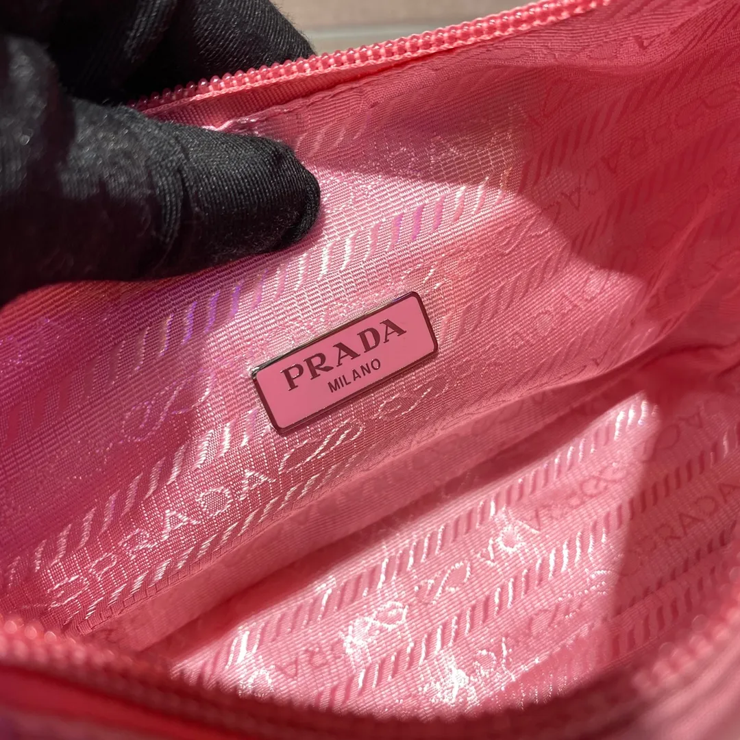 💰660🔥Upgrade board Hobo bag🔥Original quality👍👍Upgrade board 1NE515 moon-shaped second-hand bag, made of imported original parachute fabric, lightweight and practical Hobo armpit bag, super simple and eye-catching👍👍, small/light/packable/easy to wear/fashionable armpit bag, and can be carried by hand, super easy to use😍😍. It is currently the most popular bag among celebrities, aren’t you excited😜😜, ladies, hurry up, length 23x height 13x base 5cm👏👏👏💰💰