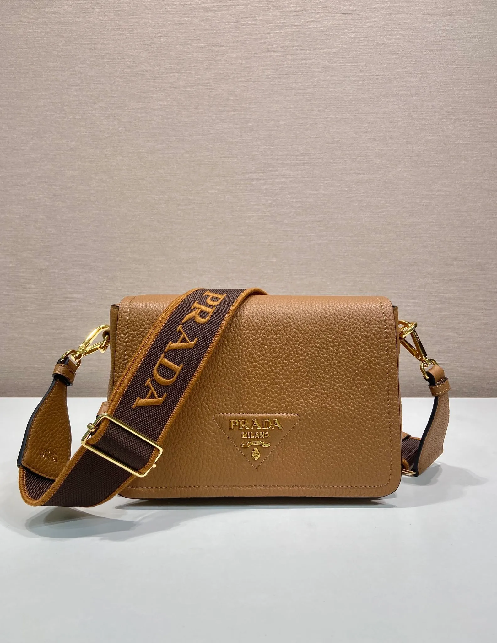 💰1800🎉New double shoulder strap🎉1BD314🎉 This double shoulder strap is made of imported deerskin grain cowhide and equipped with two interchangeable and adjustable long shoulder straps. Flip closure, fabric webbing and cowhide combination, so perfect😘, all-round mix and match for different occasions and different clothes😘, large capacity, super soft feel🎉Hurry up and get it🎉 Length 23x Height 18x ​​Bottom 9cm🎉🎉🎉👏👏👏