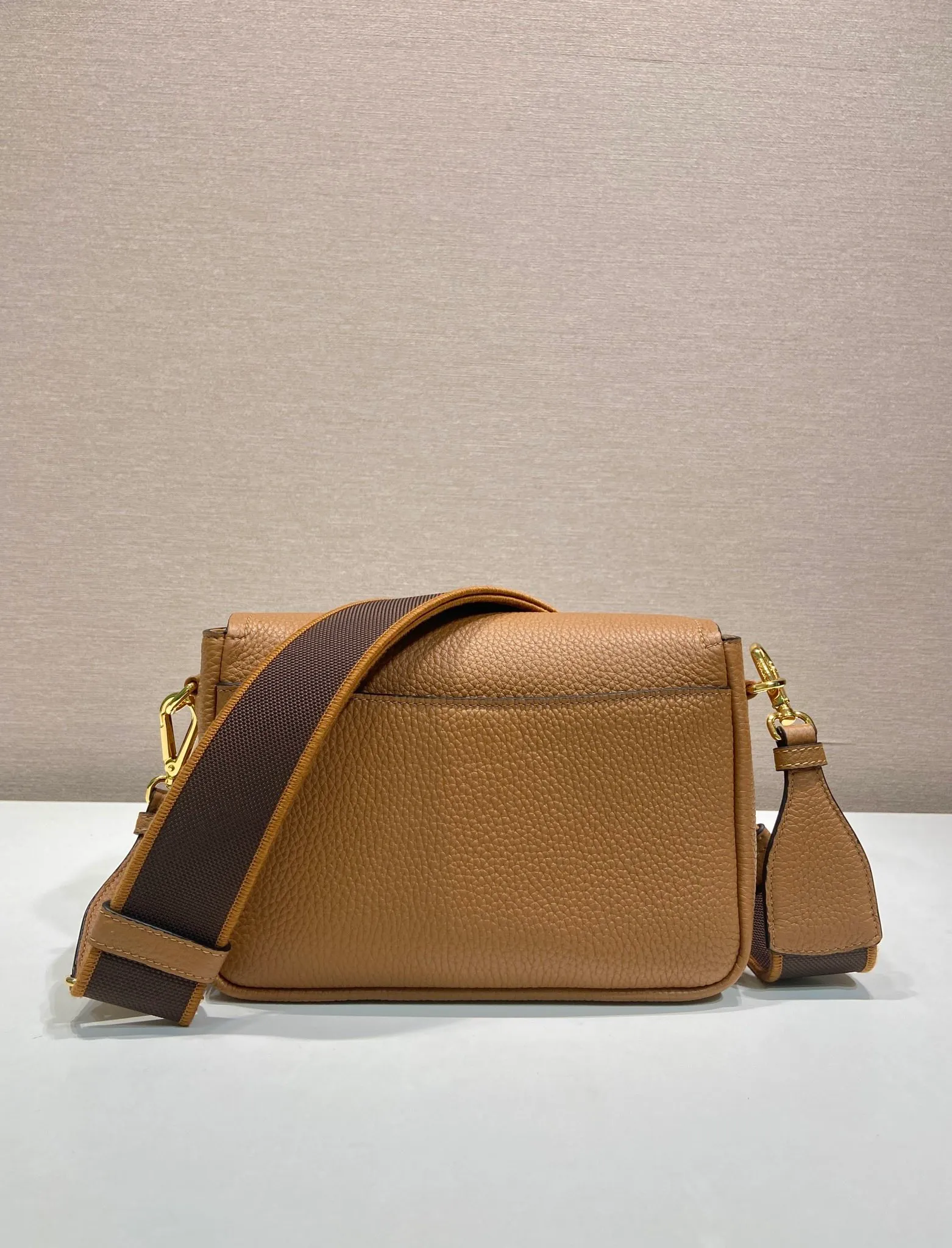 💰1800🎉New double shoulder strap🎉1BD314🎉 This double shoulder strap is made of imported deerskin grain cowhide and equipped with two interchangeable and adjustable long shoulder straps. Flip closure, fabric webbing and cowhide combination, so perfect😘, all-round mix and match for different occasions and different clothes😘, large capacity, super soft feel🎉Hurry up and get it🎉 Length 23x Height 18x ​​Bottom 9cm🎉🎉🎉👏👏👏