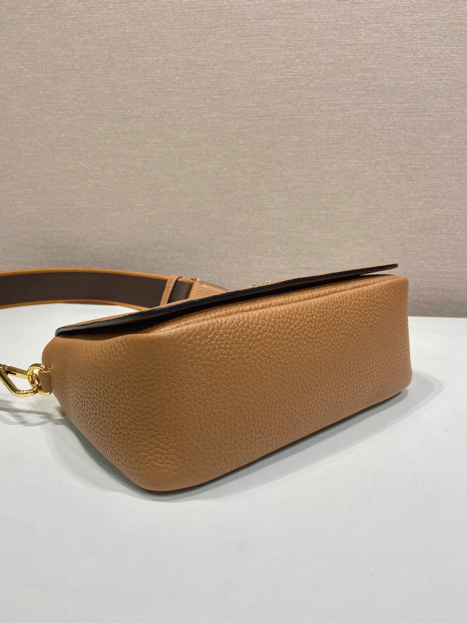 💰1800🎉New double shoulder strap🎉1BD314🎉 This double shoulder strap is made of imported deerskin grain cowhide and equipped with two interchangeable and adjustable long shoulder straps. Flip closure, fabric webbing and cowhide combination, so perfect😘, all-round mix and match for different occasions and different clothes😘, large capacity, super soft feel🎉Hurry up and get it🎉 Length 23x Height 18x ​​Bottom 9cm🎉🎉🎉👏👏👏