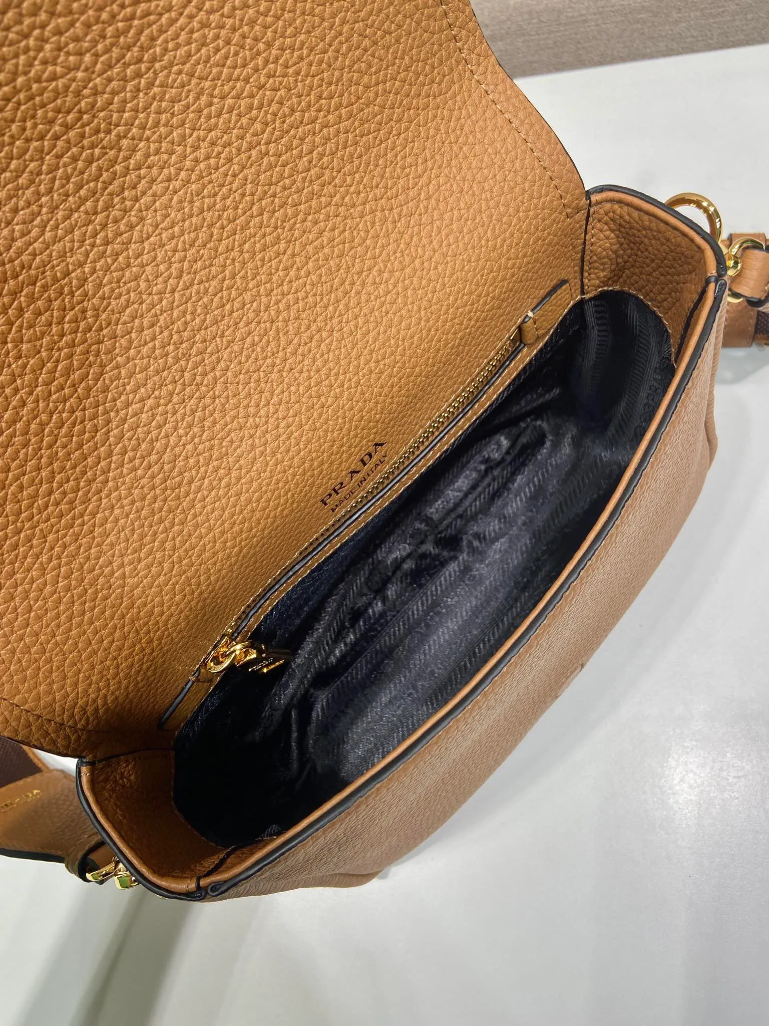 💰1800🎉New double shoulder strap🎉1BD314🎉 This double shoulder strap is made of imported deerskin grain cowhide and equipped with two interchangeable and adjustable long shoulder straps. Flip closure, fabric webbing and cowhide combination, so perfect😘, all-round mix and match for different occasions and different clothes😘, large capacity, super soft feel🎉Hurry up and get it🎉 Length 23x Height 18x ​​Bottom 9cm🎉🎉🎉👏👏👏