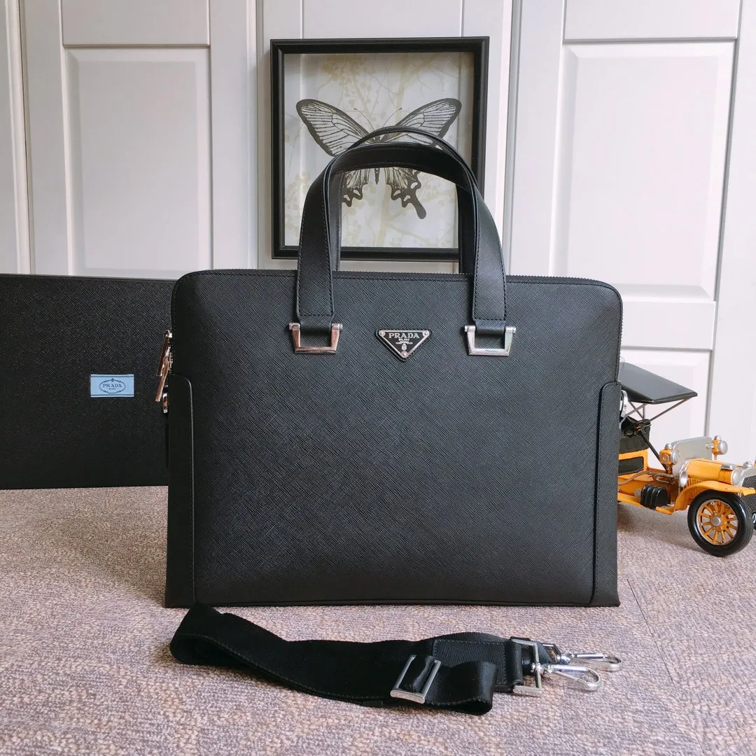 💰1960🎉🎉Classic model🎉🎉81189 has arrived👏🏻👏🏻, using imported cross-grain cowhide, top-grade hardware, many grids, men’s favorite👍👍a classic men’s model that will never go out of style. Length 39x height 29x bottom 7cm.