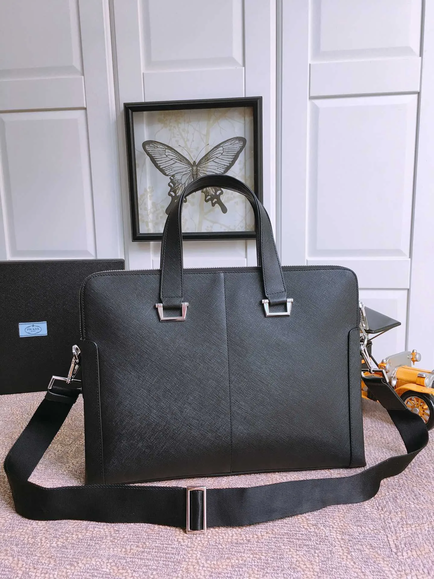 💰1960🎉🎉Classic model🎉🎉81189 has arrived👏🏻👏🏻, using imported cross-grain cowhide, top-grade hardware, many grids, men’s favorite👍👍a classic men’s model that will never go out of style. Length 39x height 29x bottom 7cm.