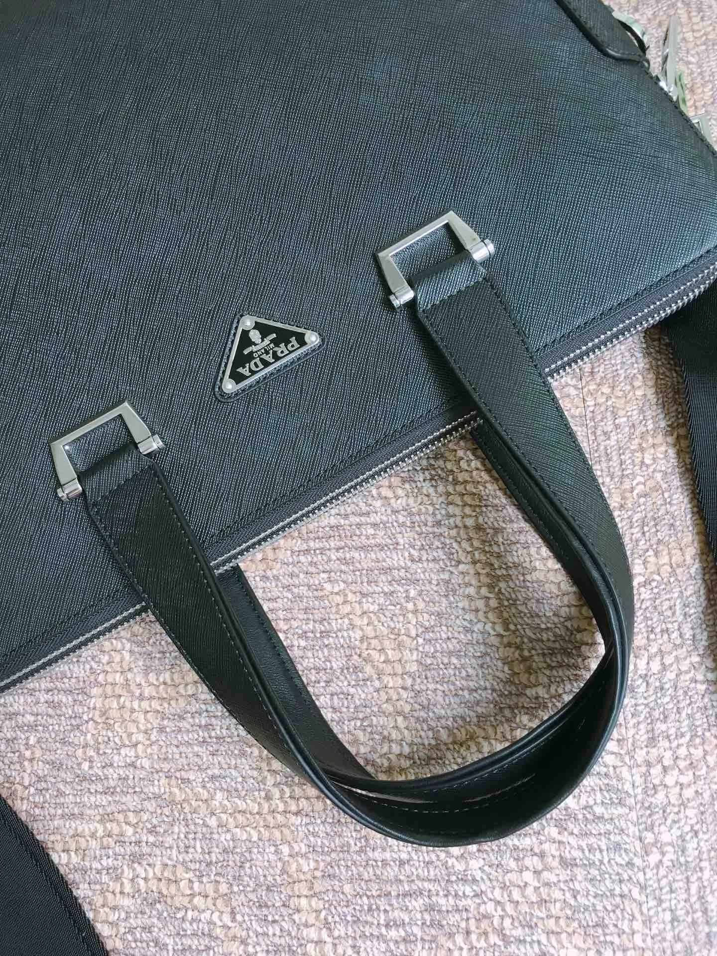 💰1960🎉🎉Classic model🎉🎉81189 has arrived👏🏻👏🏻, using imported cross-grain cowhide, top-grade hardware, many grids, men’s favorite👍👍a classic men’s model that will never go out of style. Length 39x height 29x bottom 7cm.