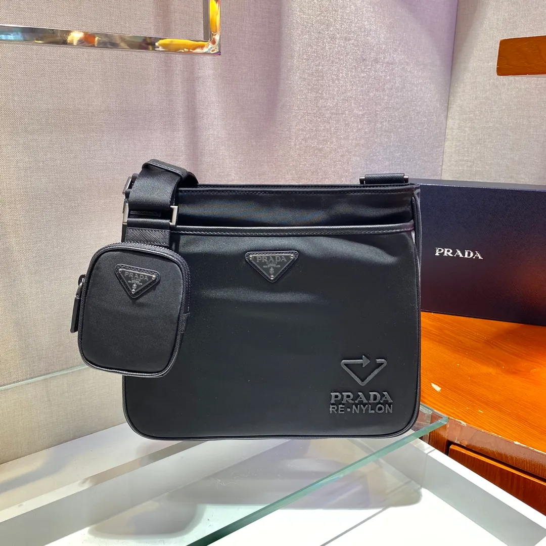 💰1060🎉Environmental protection series🎉🎉New 2VH118 men's cross-body bag🎉🎉 This square shoulder bag is made of innovative regenerated nylon fabric, interpreting a distinctive slender silhouette. It features an adjustable woven nylon strap with a removable pouch and a signature enameled triangle metal logo on the front to stamp the brand's identity. Simple and elegant/unique logo🎉🎉If you like it, babies😘😘Hurry up and get it🎉🎉 Length 28x Height 25x Bottom 6cm