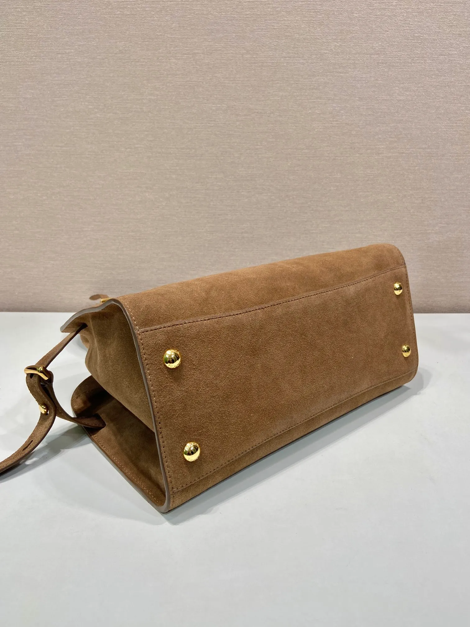 💰1700🎉Nubuck leather tote bag🎉1BG538🎉🎉 This tote bag has a crisp silhouette and exudes modern style and elegant charm. With a convenient large opening, imported frosted leather is used to outline fashionable and simple lines. This practical accessory combines simple and exquisite details, with the logo embossed on the front, making the upper body fashionable and elegant. Baby, hurry up and get it🎉🎉 Length 32x Height 23.5x Bottom 16cm🎉🎉🎉👏👏👏