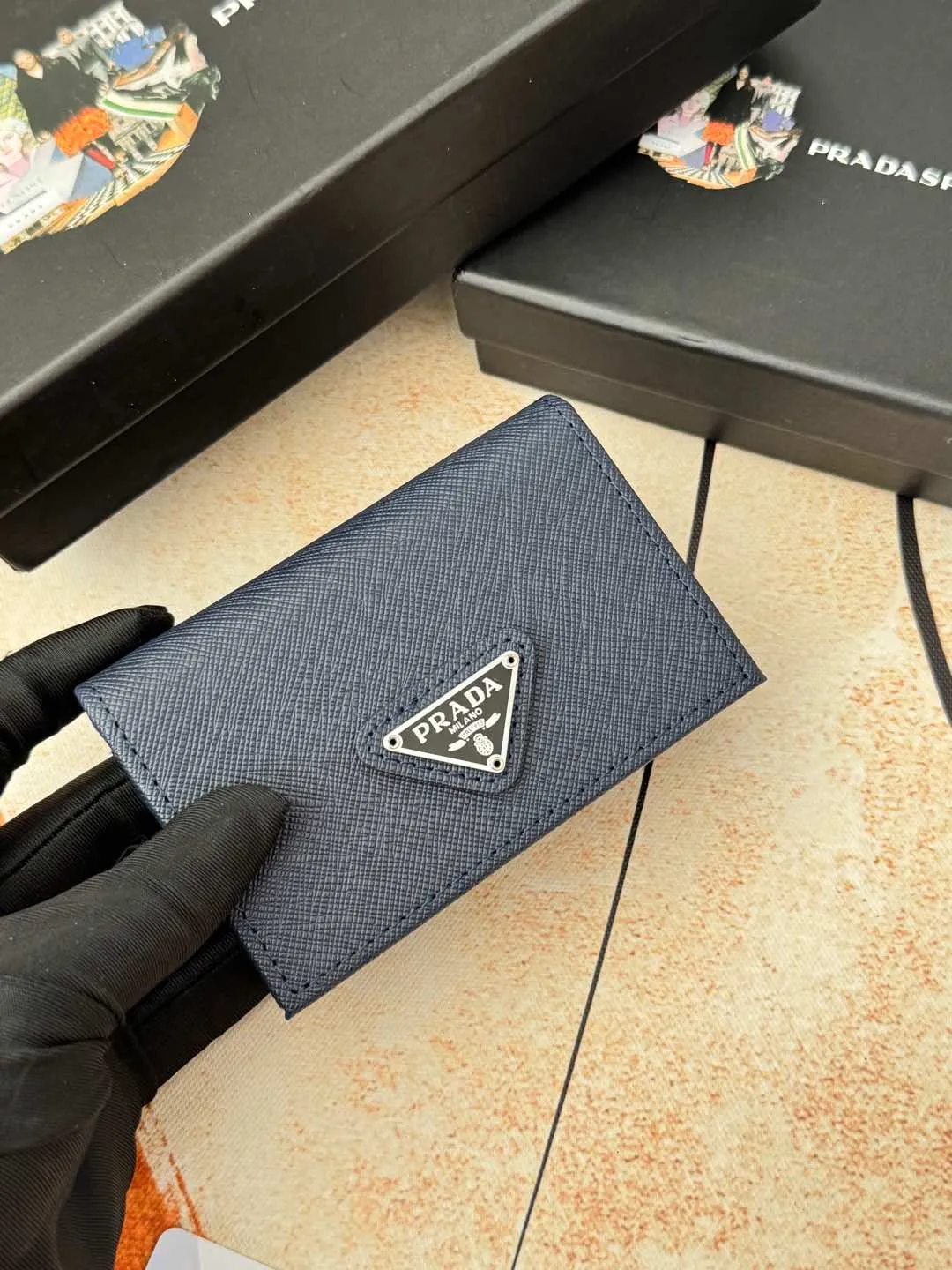 💰120💰PRADA’s popular men’s card holder counter new style, official website synchronization, genuine development, model 2MC122#. Color/Blue As shown in the picture, real shot 💋Cross-grain cowhide texture is excellent, threaded lining, hardware accessories! Exquisite wiring, even and neat lines, smooth oil edges, size: 11cm long, 6.5cm high