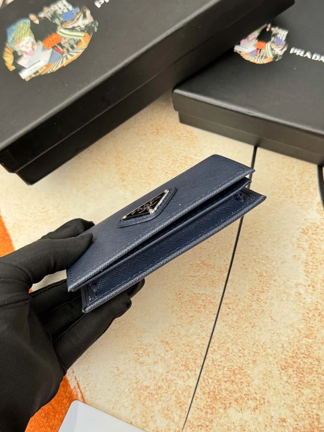 💰120💰PRADA’s popular men’s card holder counter new style, official website synchronization, genuine development, model 2MC122#. Color/Blue As shown in the picture, real shot 💋Cross-grain cowhide texture is excellent, threaded lining, hardware accessories! Exquisite wiring, even and neat lines, smooth oil edges, size: 11cm long, 6.5cm high