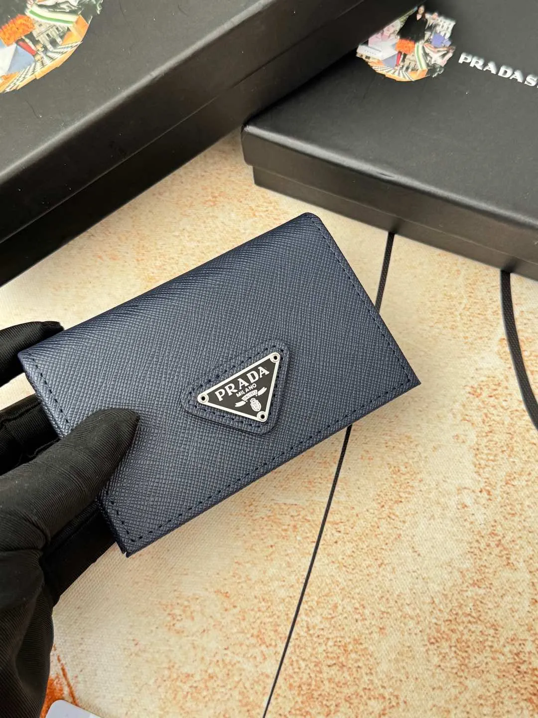 💰120💰PRADA’s popular men’s card holder counter new style, official website synchronization, genuine development, model 2MC122#. Color/Blue As shown in the picture, real shot 💋Cross-grain cowhide texture is excellent, threaded lining, hardware accessories! Exquisite wiring, even and neat lines, smooth oil edges, size: 11cm long, 6.5cm high
