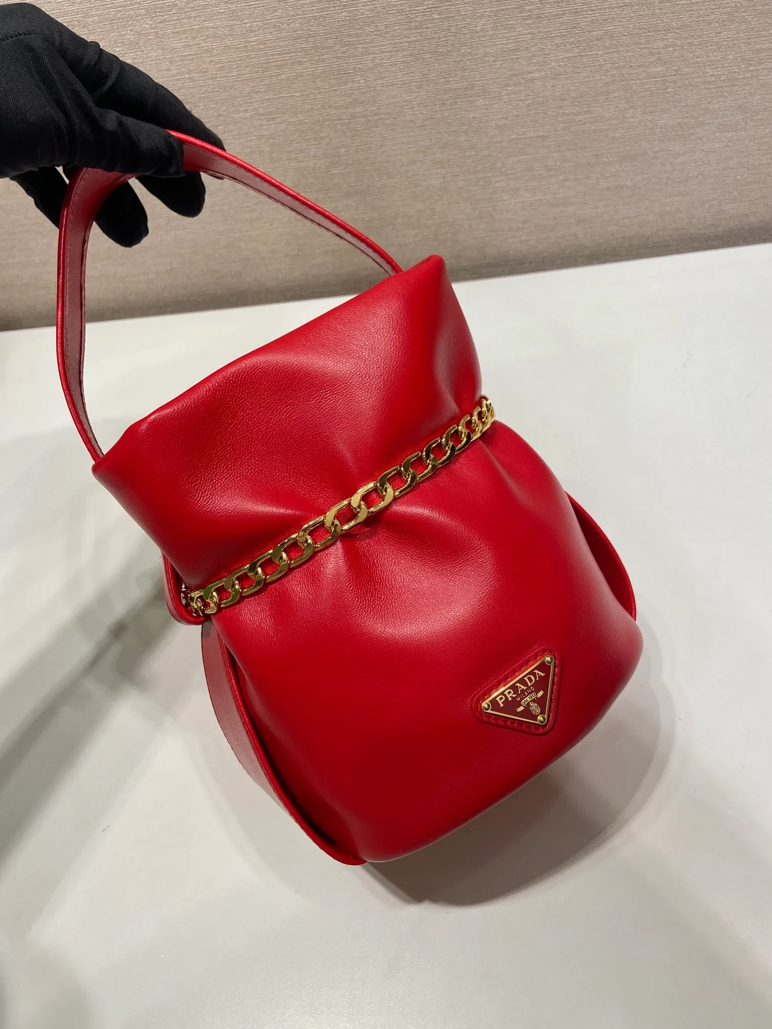 💰1300🎉New catwalk style🎉1BE088 small bucket for fortune🎉🎉 This small bucket for fortune is made of imported sheepskin, uniquely lined with sheepskin design, top-notch hardware, and large capacity. I carry Qin’s most versatile bag when I go out. The upper body effect is very fashionable and good-looking😘It’s so beautiful. It’s a small bucket that is recognized by internet celebrities as a wishing and making fortune👍👍Babies, it’s worth owning, hurry up and get it🎉🎉 Length 14x height 20x bottom 15cm🎉🎉🎉💰💰💰