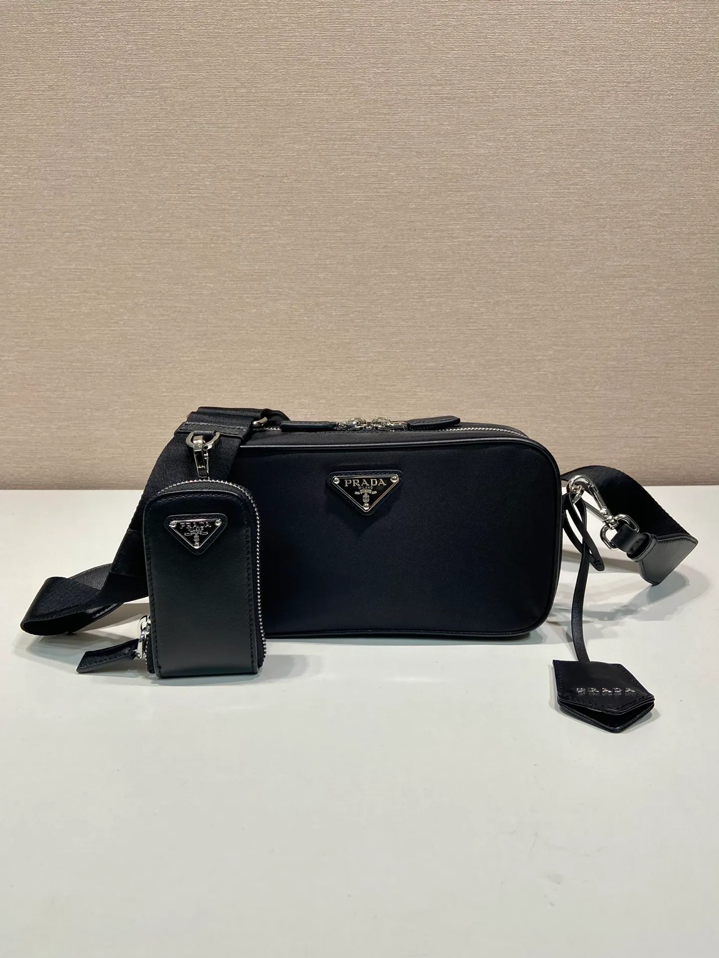 💰1120🎉New small messenger bag🎉1BH197A🎉🎉 This modern handbag outlines simple lines and is equipped with a detachable and adjustable long woven shoulder strap😘The shoulder strap is equipped with a detachable small bag and leather tag, 😘It is designed with imported nylon fabric and calfskin, showing classic original temperament and modern fashion🎉🎉 Length 22x Height 12x Bottom 7.5cm