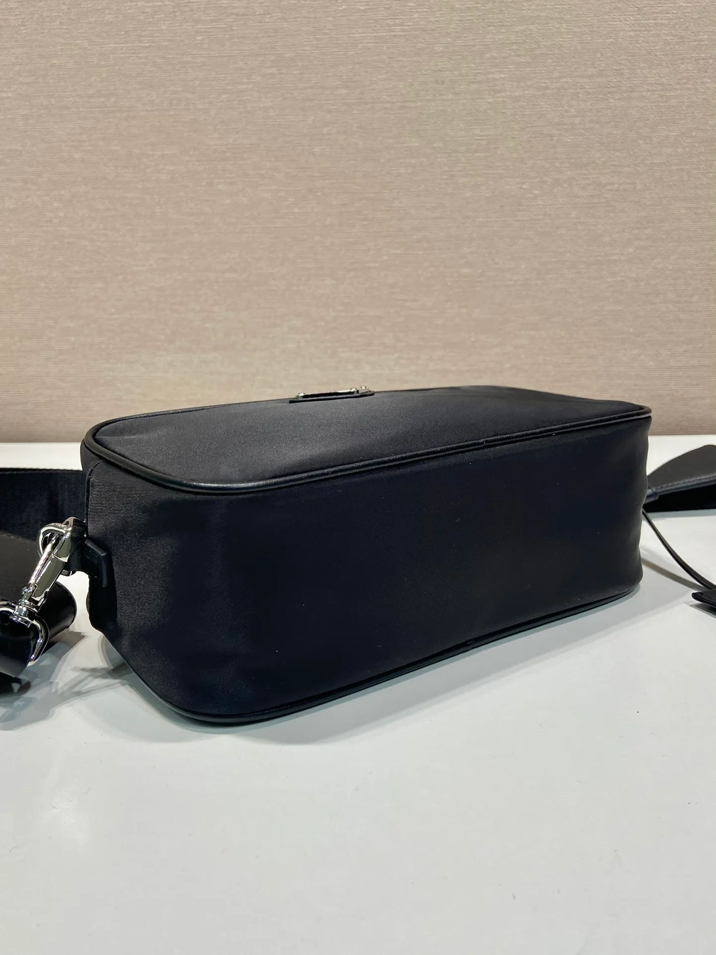 💰1120🎉New small messenger bag🎉1BH197A🎉🎉 This modern handbag outlines simple lines and is equipped with a detachable and adjustable long woven shoulder strap😘The shoulder strap is equipped with a detachable small bag and leather tag, 😘It is designed with imported nylon fabric and calfskin, showing classic original temperament and modern fashion🎉🎉 Length 22x Height 12x Bottom 7.5cm