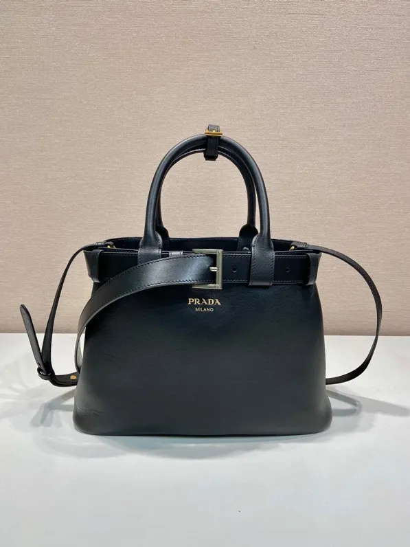 💰2000🎉New women's bag🎉1BA434 small🎉🎉 This handheld women's bag is made of imported calfskin, with imported sheepskin lining. Simple lines and exquisite elements interweave, interpreting the design aesthetics of both elegance and functionality. It not only embodies the modern and simple style, but also comes with replaceable straps and detachable and adjustable long shoulder straps, adding a unique personality embellishment to the entire look. Modern and versatile. Babies who like it, hurry up and get it🎉🎉 Length 32x Height 23x Bottom 11cm🎉🎉🎉👏👏👏