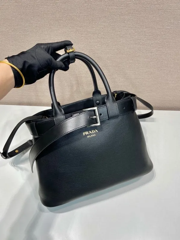 💰2000🎉New women's bag🎉1BA434 small🎉🎉 This handheld women's bag is made of imported calfskin, with imported sheepskin lining. Simple lines and exquisite elements interweave, interpreting the design aesthetics of both elegance and functionality. It not only embodies the modern and simple style, but also comes with replaceable straps and detachable and adjustable long shoulder straps, adding a unique personality embellishment to the entire look. Modern and versatile. Babies who like it, hurry up and get it🎉🎉 Length 32x Height 23x Bottom 11cm🎉🎉🎉👏👏👏