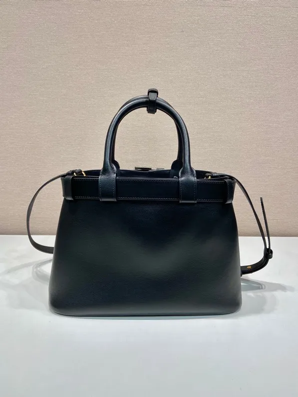 💰2000🎉New women's bag🎉1BA434 small🎉🎉 This handheld women's bag is made of imported calfskin, with imported sheepskin lining. Simple lines and exquisite elements interweave, interpreting the design aesthetics of both elegance and functionality. It not only embodies the modern and simple style, but also comes with replaceable straps and detachable and adjustable long shoulder straps, adding a unique personality embellishment to the entire look. Modern and versatile. Babies who like it, hurry up and get it🎉🎉 Length 32x Height 23x Bottom 11cm🎉🎉🎉👏👏👏
