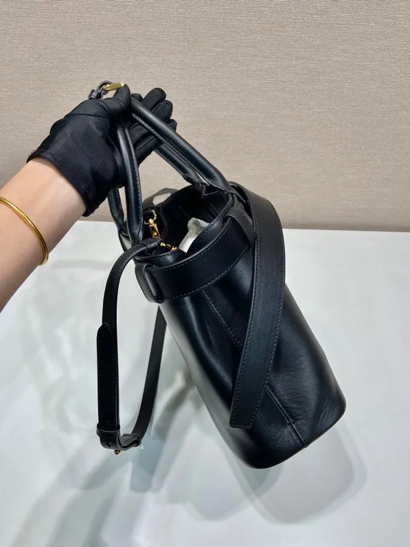 💰2000🎉New women's bag🎉1BA434 small🎉🎉 This handheld women's bag is made of imported calfskin, with imported sheepskin lining. Simple lines and exquisite elements interweave, interpreting the design aesthetics of both elegance and functionality. It not only embodies the modern and simple style, but also comes with replaceable straps and detachable and adjustable long shoulder straps, adding a unique personality embellishment to the entire look. Modern and versatile. Babies who like it, hurry up and get it🎉🎉 Length 32x Height 23x Bottom 11cm🎉🎉🎉👏👏👏