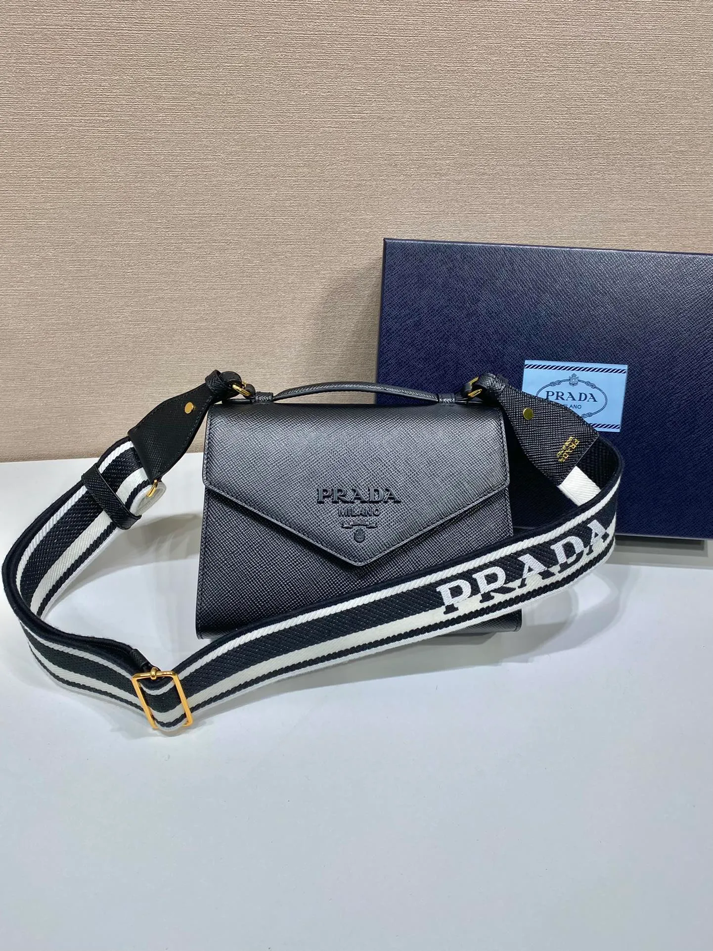 💰1660🎉New cross-body bag🎉1BD317🎉🎉 This Saffiano leather Monochrome handbag is beautifully designed with the iconic logo in the same color effect. Simple and elegant lines define the style of the bag. What I love most is this fabric embroidered shoulder strap😘It can be detachable and matched with other bags. It can be carried hand-held or crossbody👏👏I love it so much😘The contrasting color logo embroidery makes the brand style clearly visible. Simple and elegant, hurry up and get it🎉🎉 Length 21x Height 14x Bottom 6.5cm🎉🎉🎉💰💰💰