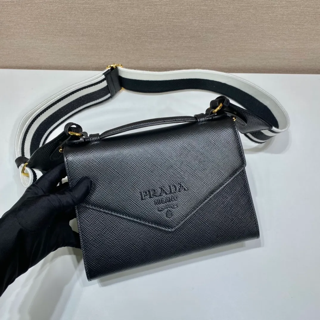 💰1660🎉New cross-body bag🎉1BD317🎉🎉 This Saffiano leather Monochrome handbag is beautifully designed with the iconic logo in the same color effect. Simple and elegant lines define the style of the bag. What I love most is this fabric embroidered shoulder strap😘It can be detachable and matched with other bags. It can be carried hand-held or crossbody👏👏I love it so much😘The contrasting color logo embroidery makes the brand style clearly visible. Simple and elegant, hurry up and get it🎉🎉 Length 21x Height 14x Bottom 6.5cm🎉🎉🎉💰💰💰
