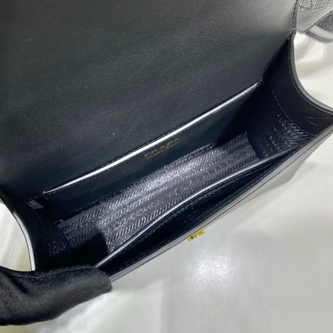 💰1660🎉New cross-body bag🎉1BD317🎉🎉 This Saffiano leather Monochrome handbag is beautifully designed with the iconic logo in the same color effect. Simple and elegant lines define the style of the bag. What I love most is this fabric embroidered shoulder strap😘It can be detachable and matched with other bags. It can be carried hand-held or crossbody👏👏I love it so much😘The contrasting color logo embroidery makes the brand style clearly visible. Simple and elegant, hurry up and get it🎉🎉 Length 21x Height 14x Bottom 6.5cm🎉🎉🎉💰💰💰