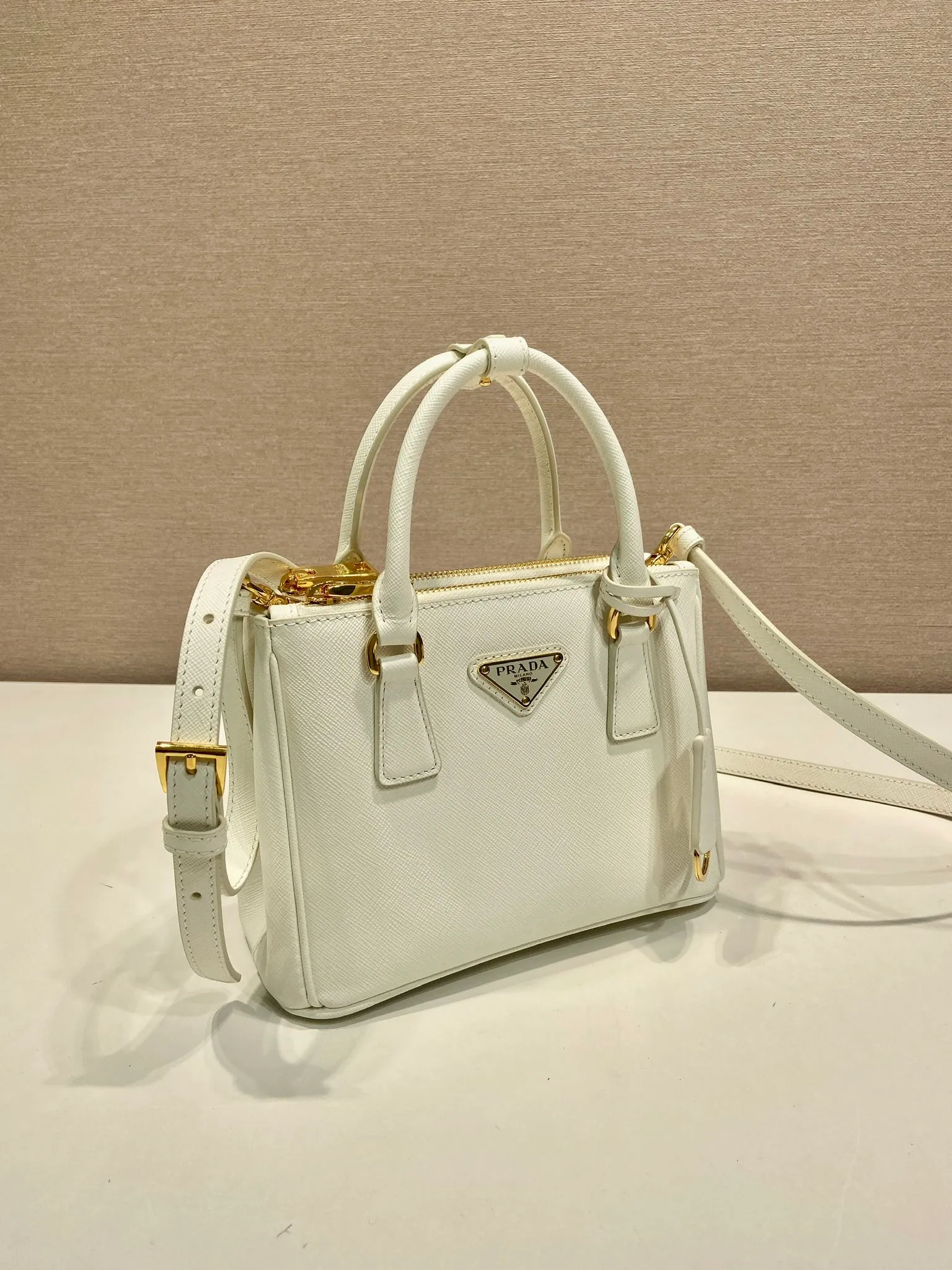 💰1700🎉mini killer🎉1BA906 triangle logo🎉🎉 This Galleria handbag is made of iconic Saffiano leather, equipped with a detachable shoulder strap and top-grade brushed hardware👍👍. It is a chic interpretation of classic and timeless elegance. For beauties in the current era of fashionable small bags. It’s worth owning, it can be used easily for girls’ daily travel📱💄🚗🔑, it has a large capacity, is beautiful and practical🙊🙊It is a bag that will never go out of style anytime you use it😘😘Hurry up and get it👏👏 Length 20x Height 15x Bottom 9.5cm