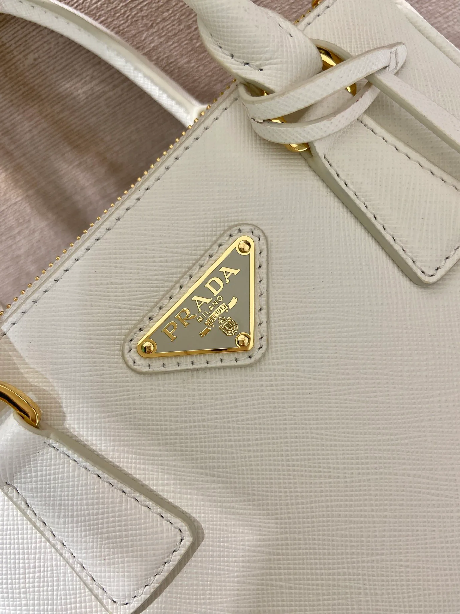 💰1700🎉mini killer🎉1BA906 triangle logo🎉🎉 This Galleria handbag is made of iconic Saffiano leather, equipped with a detachable shoulder strap and top-grade brushed hardware👍👍. It is a chic interpretation of classic and timeless elegance. For beauties in the current era of fashionable small bags. It’s worth owning, it can be used easily for girls’ daily travel📱💄🚗🔑, it has a large capacity, is beautiful and practical🙊🙊It is a bag that will never go out of style anytime you use it😘😘Hurry up and get it👏👏 Length 20x Height 15x Bottom 9.5cm