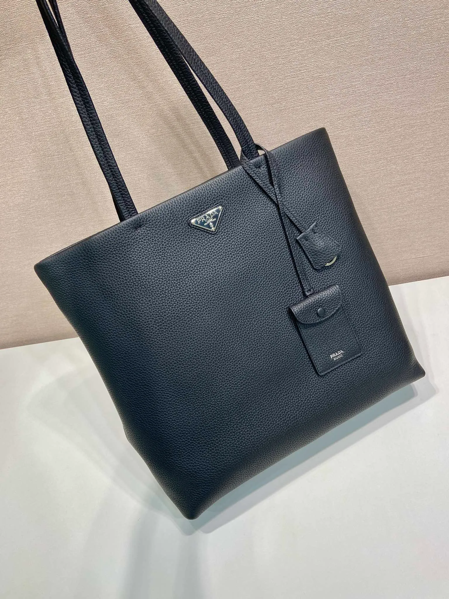 💰1780🎉New Tote Bag🎉2VG130 Men's Style🎉🎉 This tote leather tote bag has a simple silhouette, versatile style, spacious space, and is embellished with a unique enameled triangle metal logo. Made of imported deerskin pattern, detachable leather name tag and keychain, internal zipper pocket, recycled nylon logo printed lining, the tote bag that men have been longing for has finally arrived, hurry up and get it🎉🎉 Length 38x Height 37x Bottom 12cm🎉🎉🎉💰💰💰