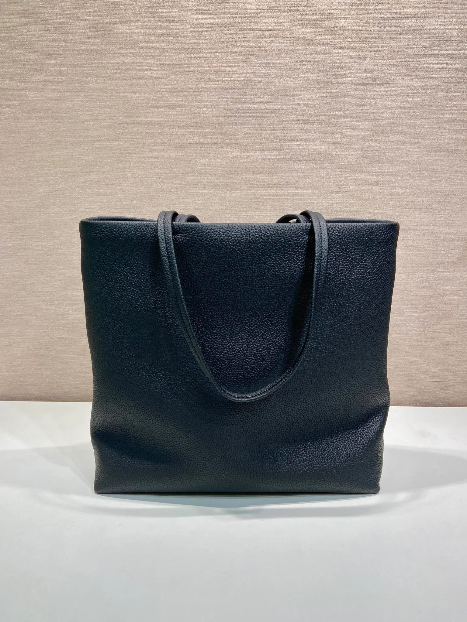 💰1780🎉New Tote Bag🎉2VG130 Men's Style🎉🎉 This tote leather tote bag has a simple silhouette, versatile style, spacious space, and is embellished with a unique enameled triangle metal logo. Made of imported deerskin pattern, detachable leather name tag and keychain, internal zipper pocket, recycled nylon logo printed lining, the tote bag that men have been longing for has finally arrived, hurry up and get it🎉🎉 Length 38x Height 37x Bottom 12cm🎉🎉🎉💰💰💰