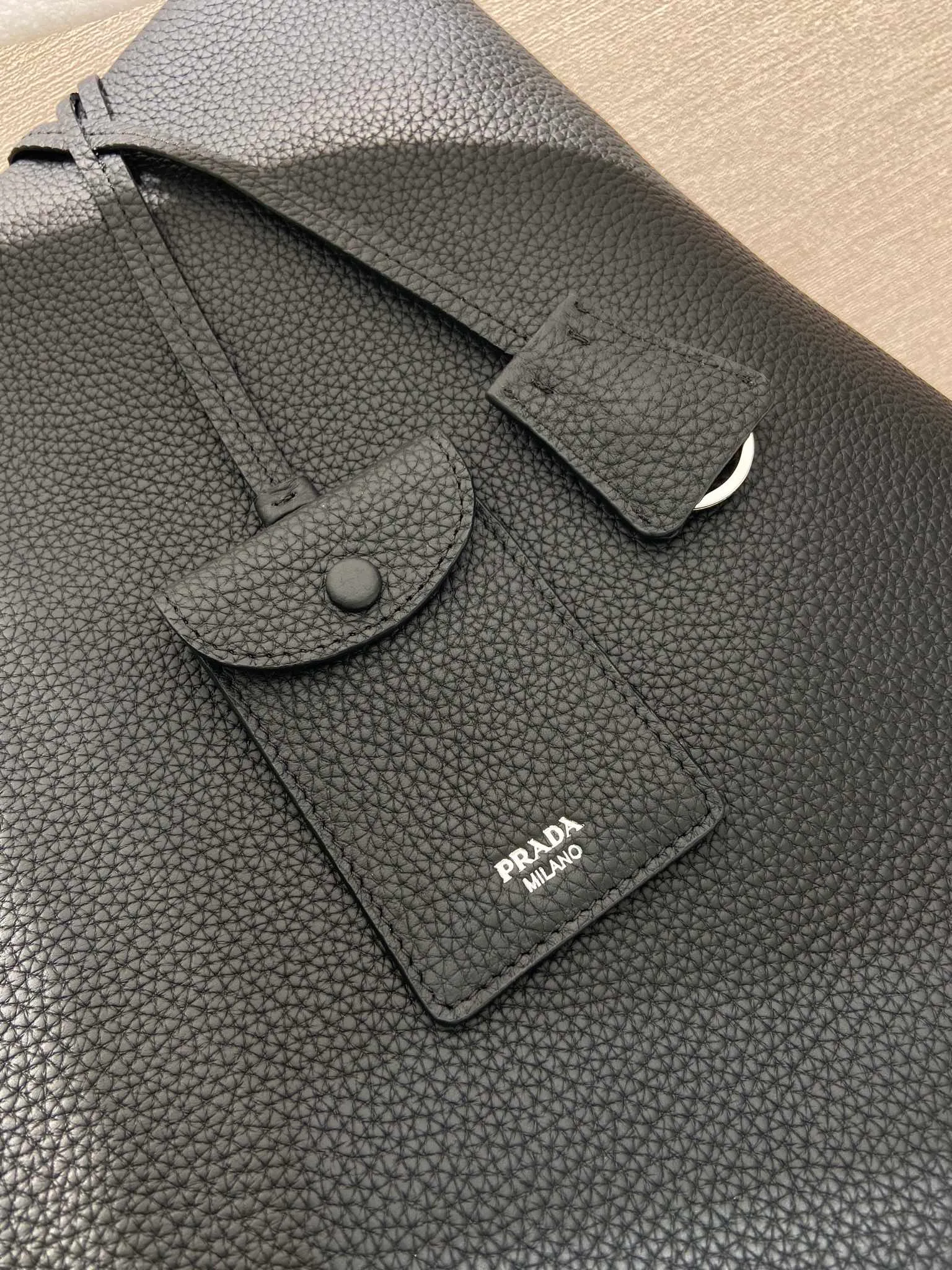 💰1780🎉New Tote Bag🎉2VG130 Men's Style🎉🎉 This tote leather tote bag has a simple silhouette, versatile style, spacious space, and is embellished with a unique enameled triangle metal logo. Made of imported deerskin pattern, detachable leather name tag and keychain, internal zipper pocket, recycled nylon logo printed lining, the tote bag that men have been longing for has finally arrived, hurry up and get it🎉🎉 Length 38x Height 37x Bottom 12cm🎉🎉🎉💰💰💰