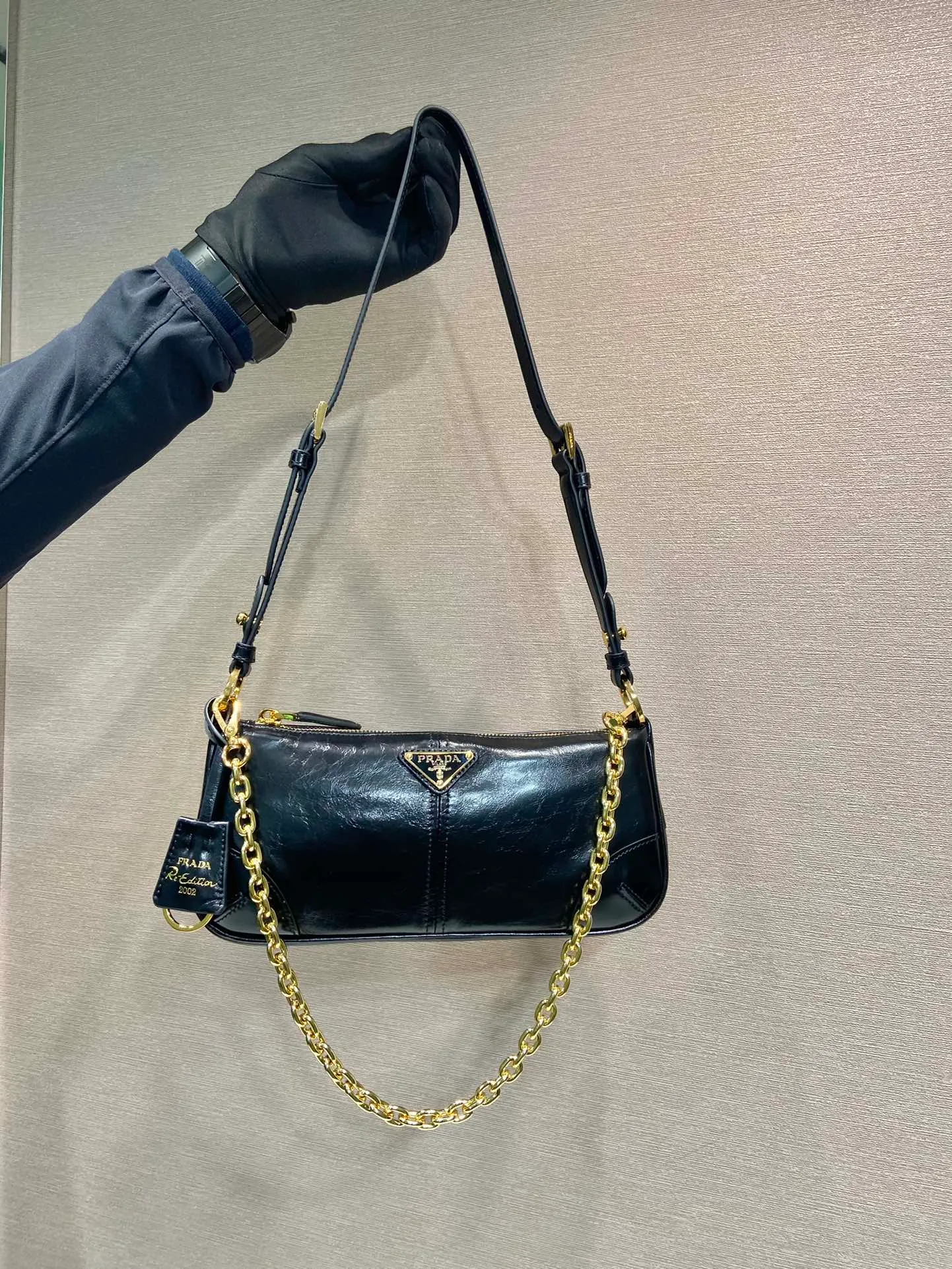 💰1140🎉New Underarm Bag🎉1BC221🎉🎉 This underarm bag is a replica of the 2002 classic style. The exquisite and minimalist accessory is made of leather with a refined glossy surface and is paired with an elegant detachable chain handle. It is suitable for different occasions from day to night. Embellished with eye-catching metal hardware, it features a leather keychain and an enameled metal triangle logo. Lightweight and practical, get it now🎉🎉Length 26xHeight 11.5xBottom 6cm🎉🎉🎉👏👏👏