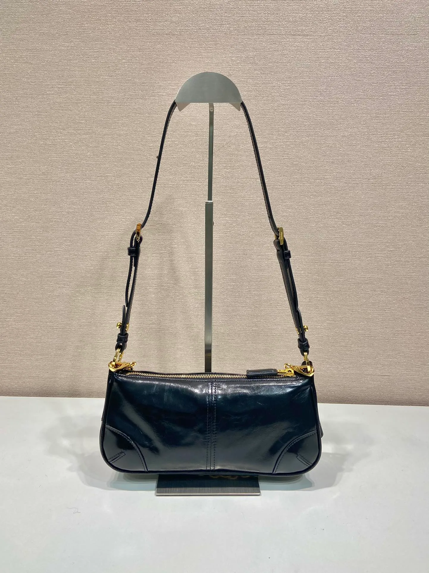 💰1140🎉New Underarm Bag🎉1BC221🎉🎉 This underarm bag is a replica of the 2002 classic style. The exquisite and minimalist accessory is made of leather with a refined glossy surface and is paired with an elegant detachable chain handle. It is suitable for different occasions from day to night. Embellished with eye-catching metal hardware, it features a leather keychain and an enameled metal triangle logo. Lightweight and practical, get it now🎉🎉Length 26xHeight 11.5xBottom 6cm🎉🎉🎉👏👏👏