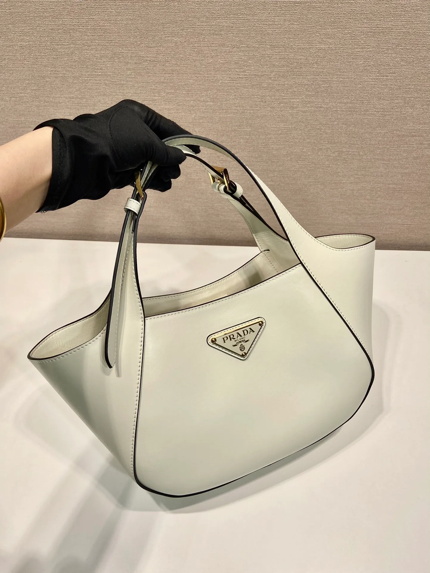 💰1720🎉New style🎉1BG483 Tote Bag🎉🎉 This leather tote bag is made of imported calf and imported sheepskin inside. It is full of exquisite charm and practicality. It features an adjustable leather handle with a classic metal buckle for a stylish and modern detail. The style is versatile and the upper body effect is very beautiful🎉🎉Babies, hurry up and get it🎉🎉 Length 28x Height 20.5x Bottom 7.5cm🎉🎉🎉👏👏👏
