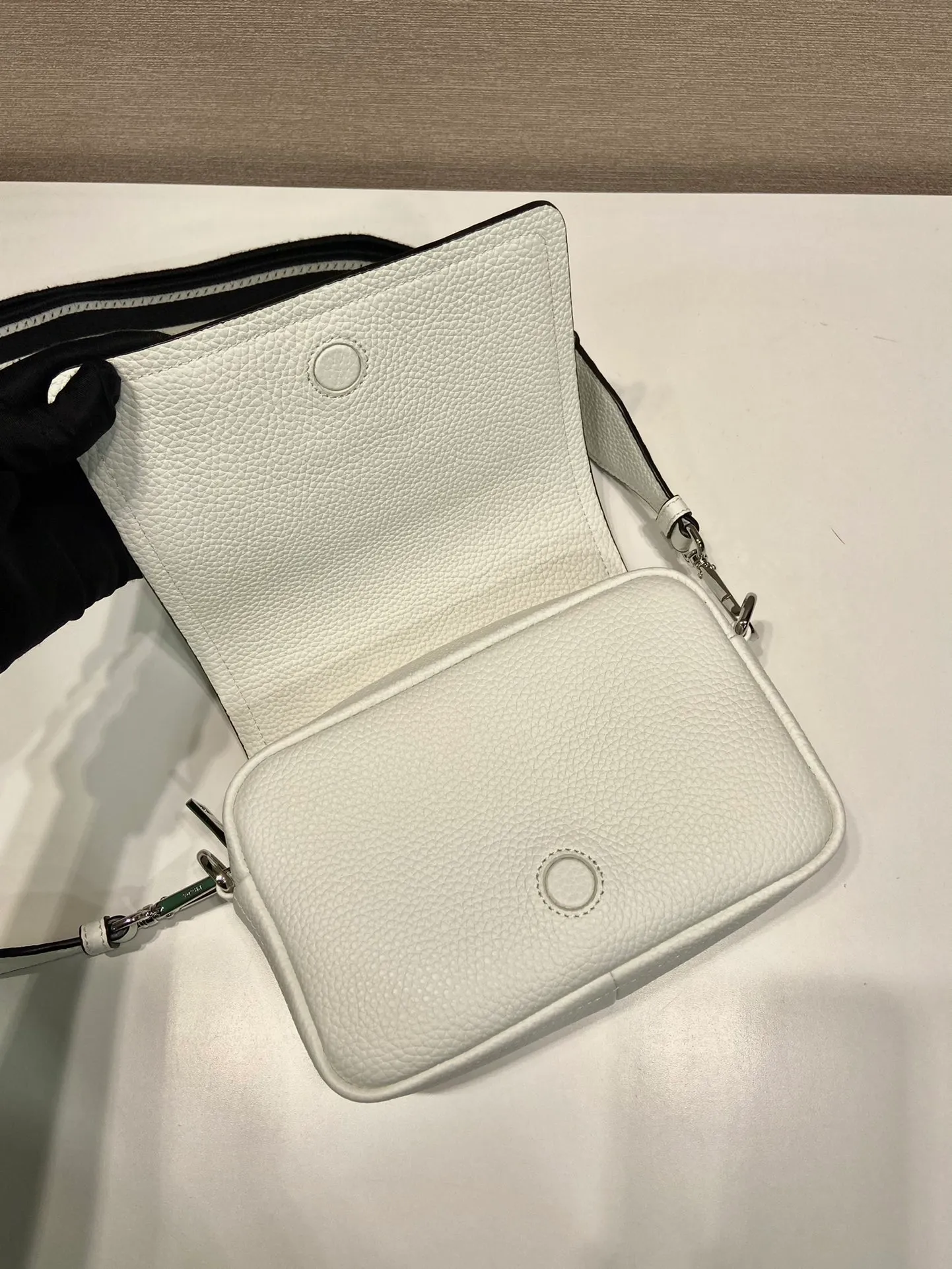 💰1600🎉New double shoulder strap🎉1BD332 small size🎉 This double shoulder strap is made of imported deerskin grain cowhide and equipped with two interchangeable and adjustable long shoulder straps. The combination of fabric webbing and cowhide is perfect😘. It can be mixed and matched for different occasions and different clothes😘. It has large capacity and feels super soft🎉Hurry up and get it. Length 20x Height 15x Base 6cm