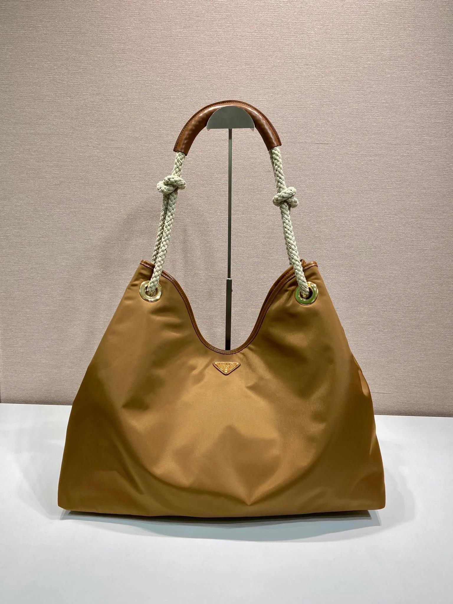 💰1140🎉New tote bag🎉1BC244 large shopping bag🎉🎉 This regenerated nylon bag is inspired by the classic elements of marine style, with novel and exquisite combinations to highlight your lively personality. The sliding braided handles complete the oversize silhouette of this versatile accessory, and the enameled triangular metal logo highlights the brand's identity. The capacity is large and the upper body effect is very attractive😘😘Lightweight and practical, it is also a popular style that will never go out of style🎉🎉 Length 48x Height 39x Bottom 14cm🎉🎉🎉💰💰💰