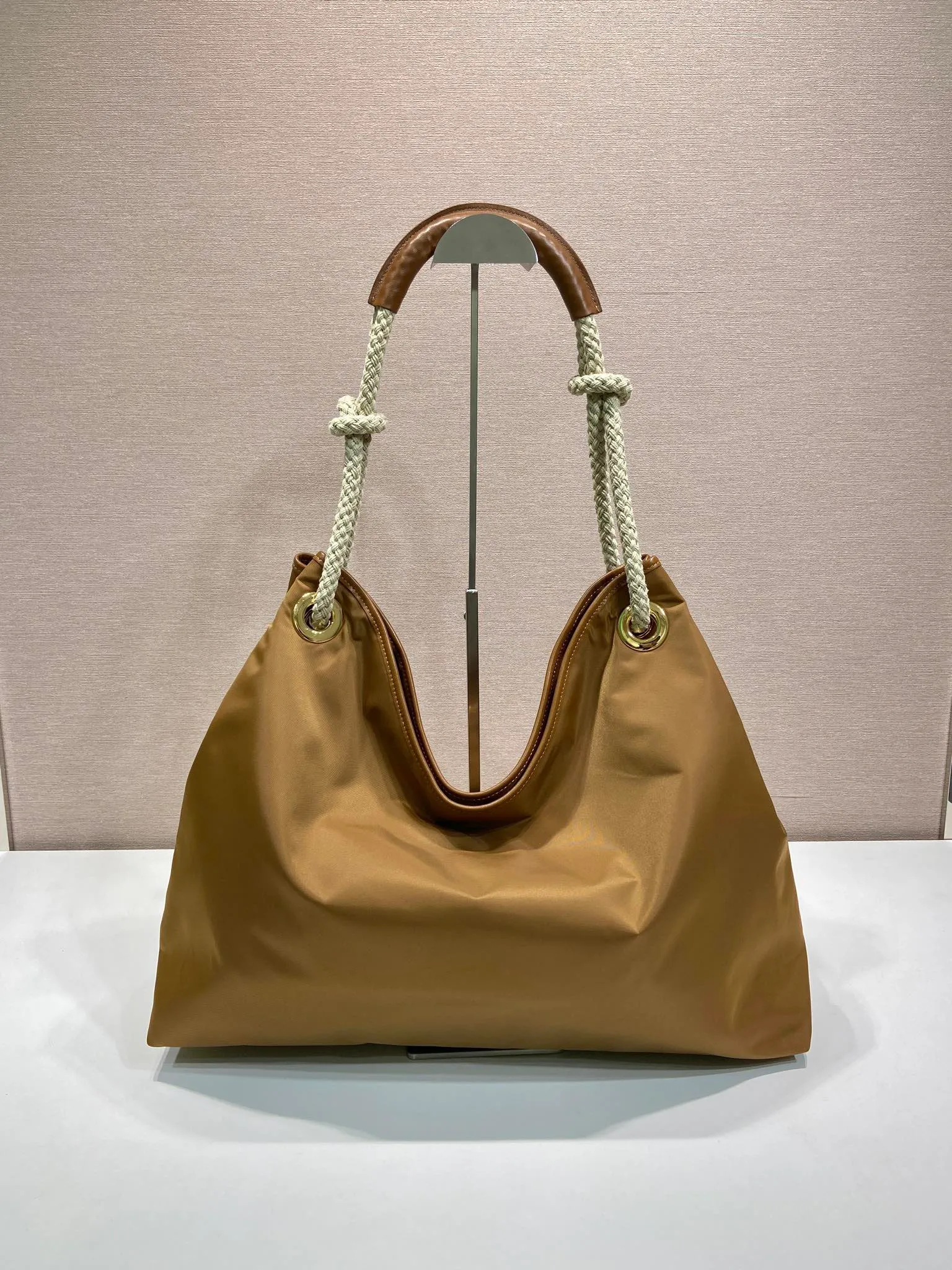 💰1140🎉New tote bag🎉1BC244 large shopping bag🎉🎉 This regenerated nylon bag is inspired by the classic elements of marine style, with novel and exquisite combinations to highlight your lively personality. The sliding braided handles complete the oversize silhouette of this versatile accessory, and the enameled triangular metal logo highlights the brand's identity. The capacity is large and the upper body effect is very attractive😘😘Lightweight and practical, it is also a popular style that will never go out of style🎉🎉 Length 48x Height 39x Bottom 14cm🎉🎉🎉💰💰💰