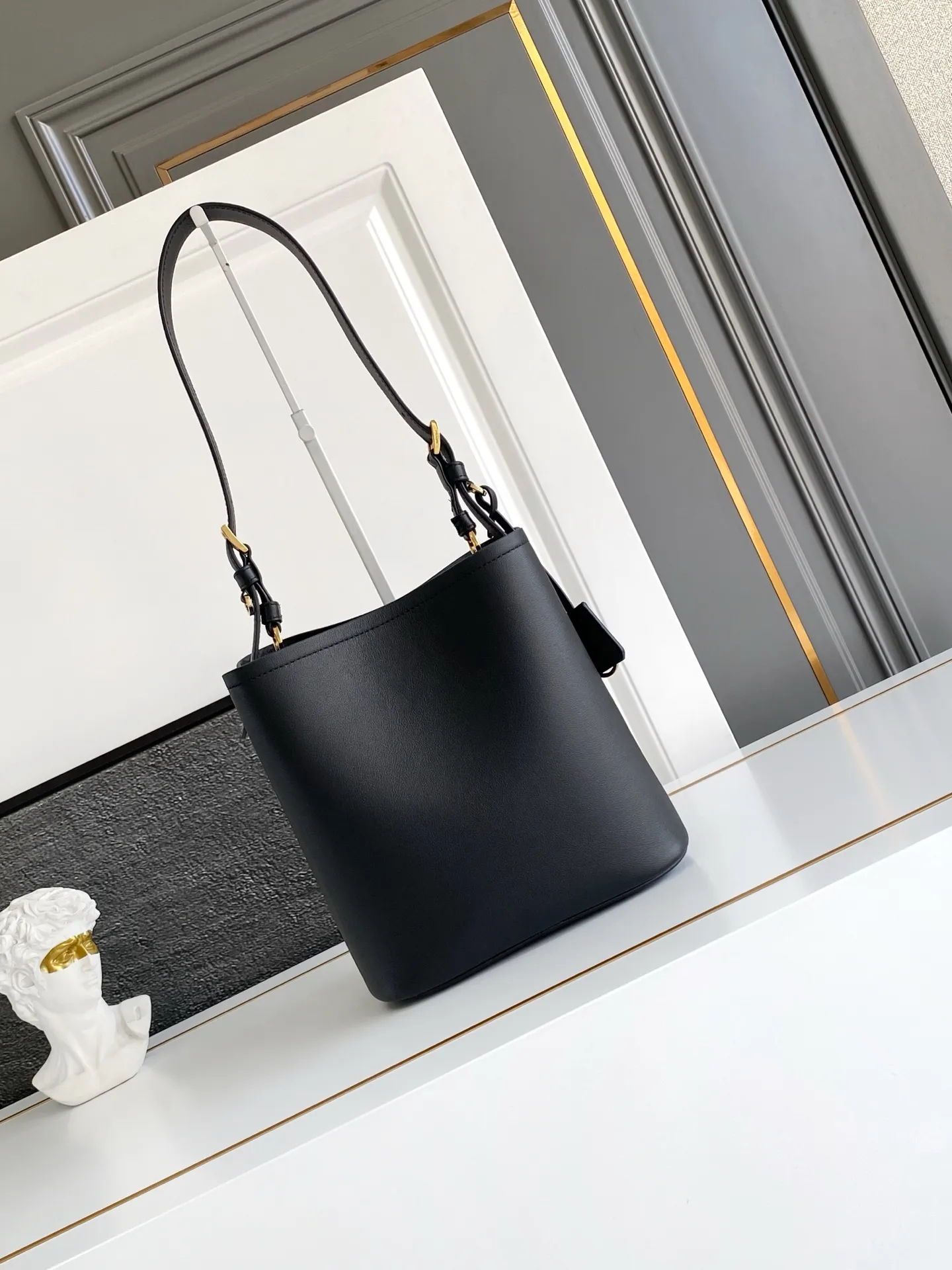 💰1560, new style✨✨ This leather handbag has soft lines and exquisite design, highlighting the classic style and handmade details. Practical and versatile, it features an enameled triangle metal logo for added recognition. Leather handle with 28 cm drop. Detachable keychain. Metal hardware. Enameled triangular metal logo on the front. Magnetic closure. Nappa leather lining with center pocket. Model number: 1BE080. Size: 22.5x21.5x13cm.