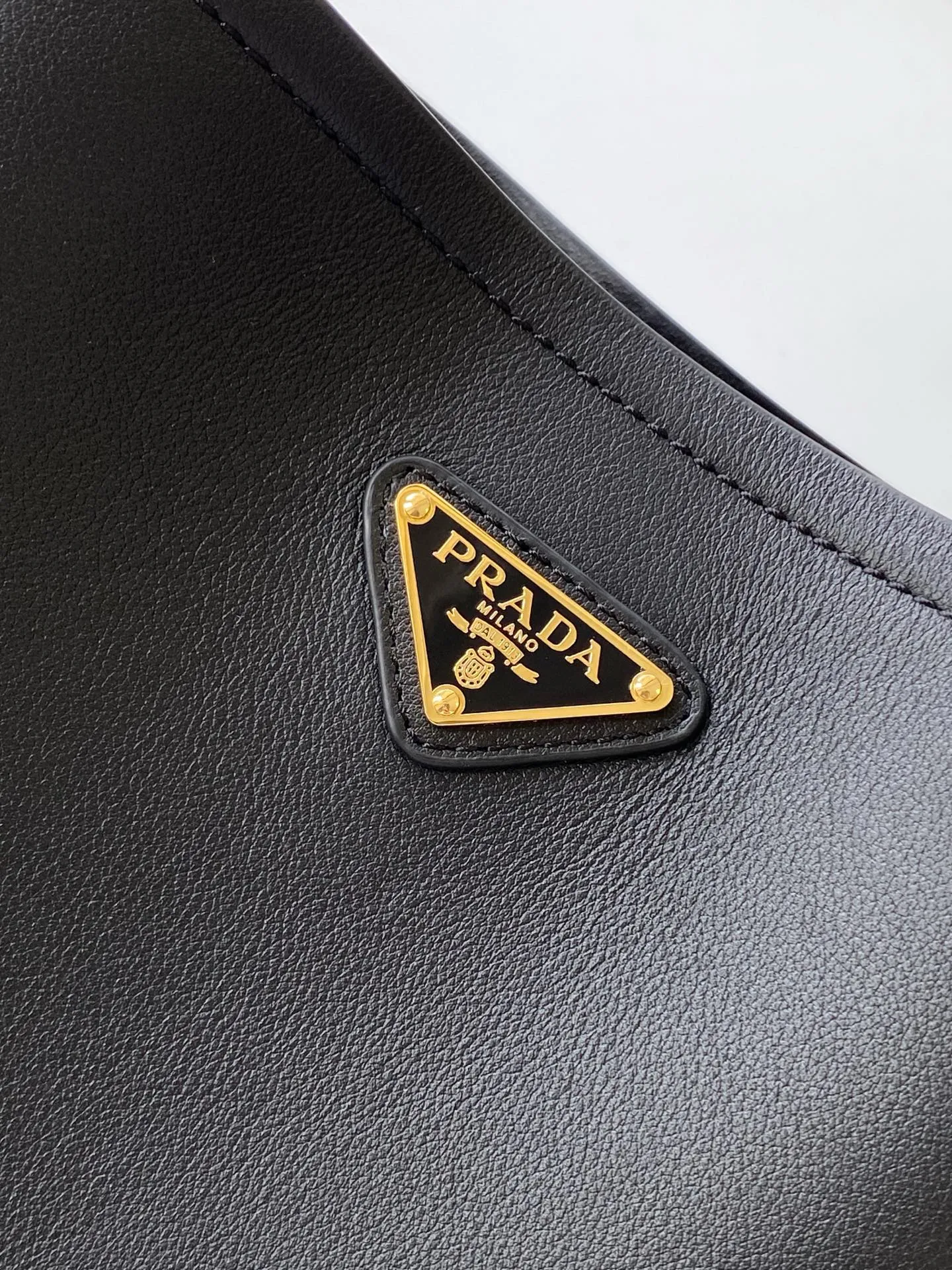 💰1560, new style✨✨ This leather handbag has soft lines and exquisite design, highlighting the classic style and handmade details. Practical and versatile, it features an enameled triangle metal logo for added recognition. Leather handle with 28 cm drop. Detachable keychain. Metal hardware. Enameled triangular metal logo on the front. Magnetic closure. Nappa leather lining with center pocket. Model number: 1BE080. Size: 22.5x21.5x13cm.