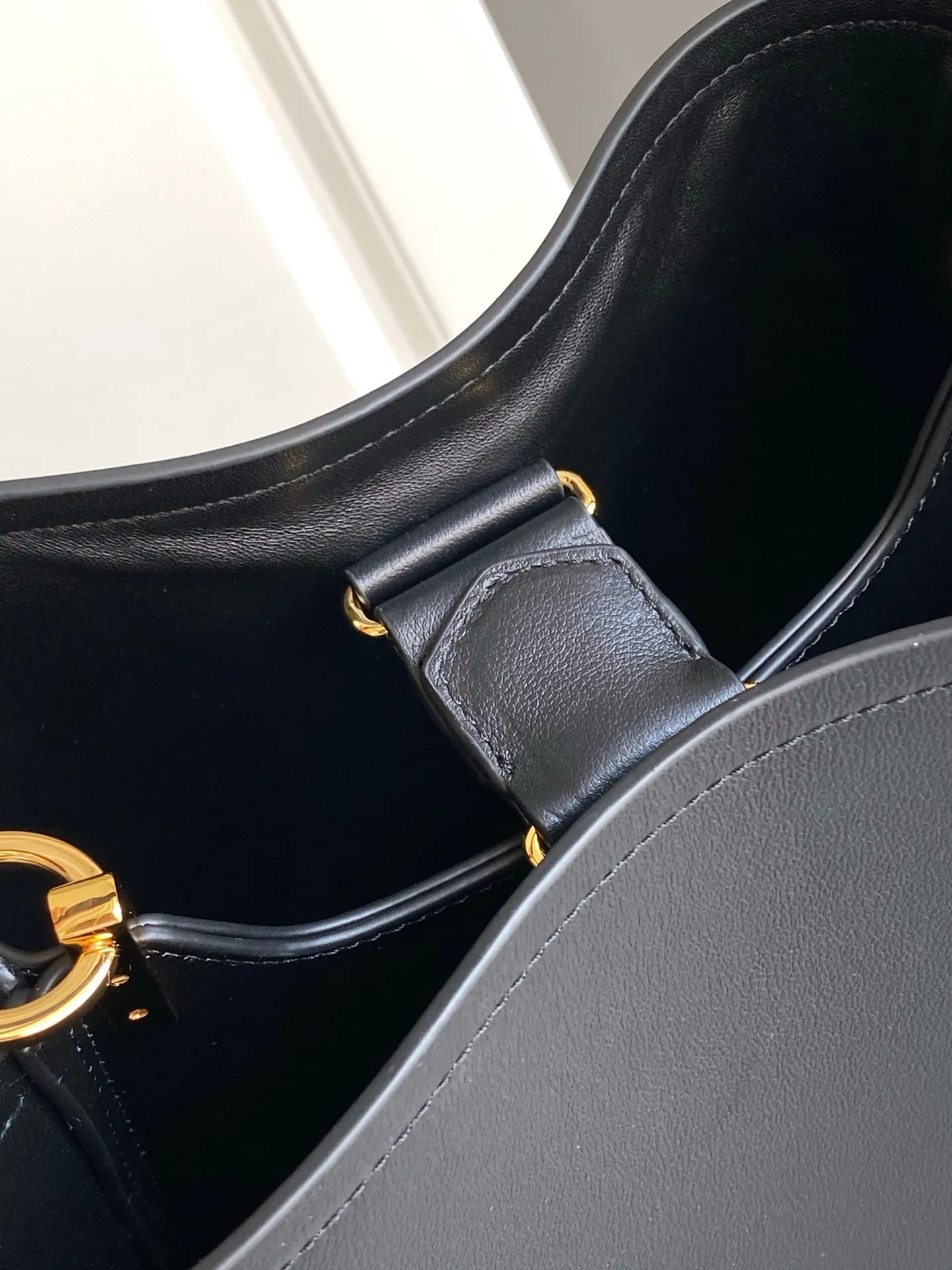 💰1560, new style✨✨ This leather handbag has soft lines and exquisite design, highlighting the classic style and handmade details. Practical and versatile, it features an enameled triangle metal logo for added recognition. Leather handle with 28 cm drop. Detachable keychain. Metal hardware. Enameled triangular metal logo on the front. Magnetic closure. Nappa leather lining with center pocket. Model number: 1BE080. Size: 22.5x21.5x13cm.