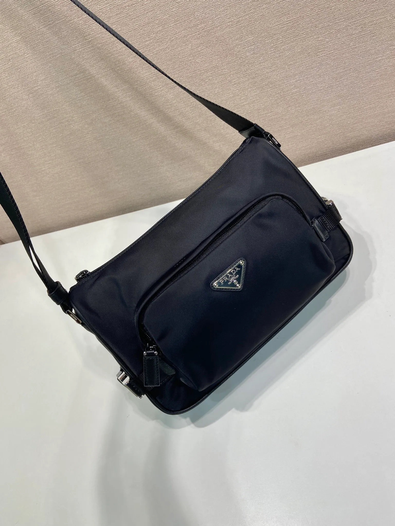 💰1040🎉New Messenger Bag🎉🎉2VH192 Small🎉🎉 The sporty functionality of this shoulder bag is defined by clean lines and practical, modern details. The body of the bag is made of innovative Re-Nylon regenerated nylon material, with Saffiano cow leather details, adding a unique and refined atmosphere. The versatile style combines iconic elements and is decorated with an enameled metal triangle logo. It has a large capacity and is a timeless hot style. Get it now🎉🎉 Length 28x Height 17.5x Bottom 10cm🎉🎉🎉💰💰💰
