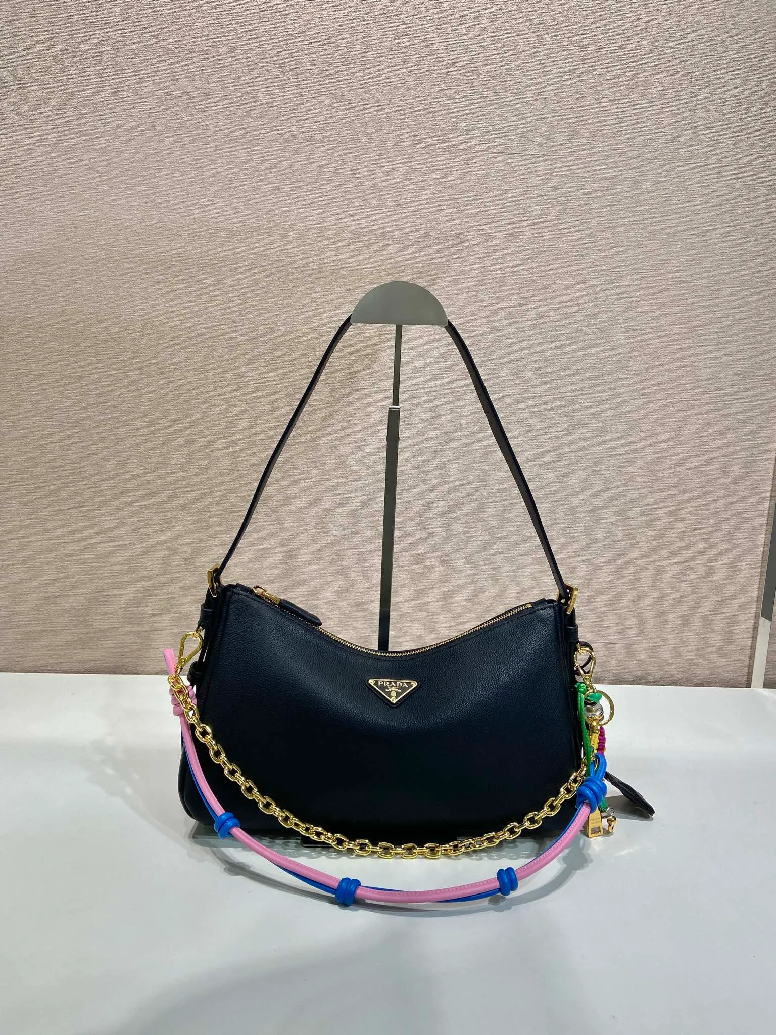 💰560🎉Hot-selling accessories🎉1TT219 for women🎉🎉 This accessory plays with colors and textures, enriching the bag’s individual expression with contemporary style. Equipped with hooks and rings, and an enamel-coated triangular metal logo. Your favorite doll can be detached and used alone. It’s so beautiful. The doll pendant that beauties have longed for has arrived. Hurry up and get it🎉🎉