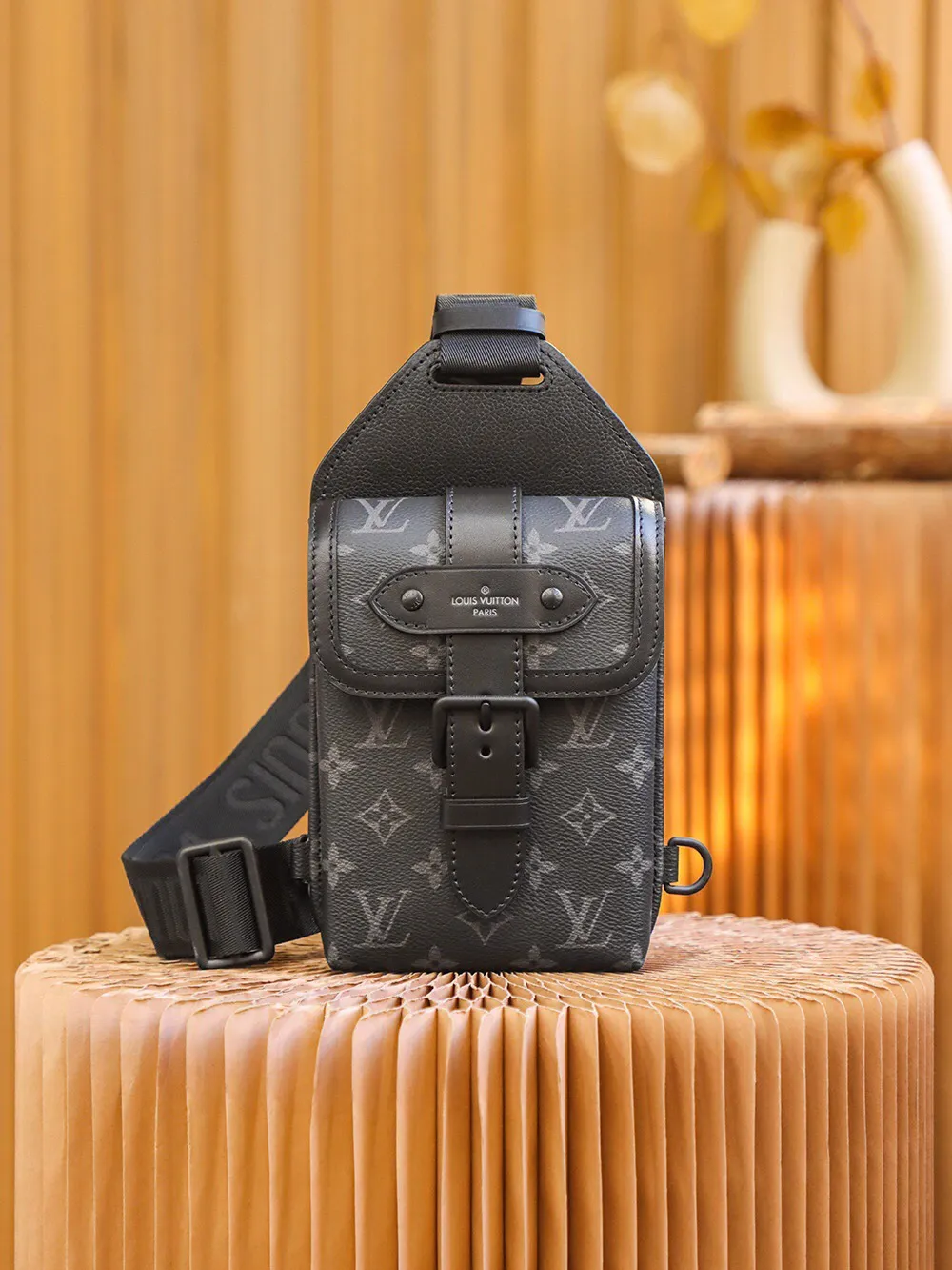 P¥620👉nfc dynamic chip version👈【Top original pure steel hardware】𝐒𝐀𝐔𝐌𝐔𝐑 single shoulder bag #Inspection-free version #m45912 ▪️Size: 13*18*3.5cm▪️ Born in 𝟏𝟗𝟖𝟔, the 𝐒𝐚𝐮𝐦𝐮𝐫 family has added a new member. It is a cool and handsome street shoulder bag that can be used as a shoulder crossbody/chest bag. It has a low-key sense of fashion that is essential for trendy men. It is very fashionable to carry it casually when going out. It is also very versatile for daily casual matching. It has good appearance, is lightweight and portable, and is very suitable for daily wear. The so-called "pin of improvement" in dressing is its appearance!