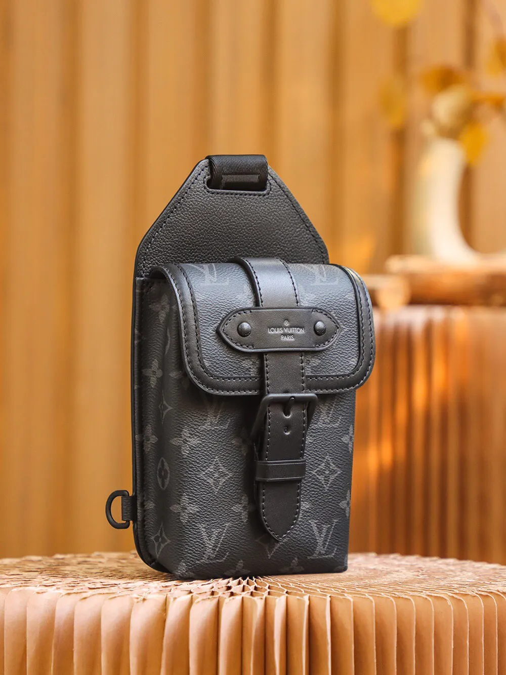 P¥620👉nfc dynamic chip version👈【Top original pure steel hardware】𝐒𝐀𝐔𝐌𝐔𝐑 single shoulder bag #Inspection-free version #m45912 ▪️Size: 13*18*3.5cm▪️ Born in 𝟏𝟗𝟖𝟔, the 𝐒𝐚𝐮𝐦𝐮𝐫 family has added a new member. It is a cool and handsome street shoulder bag that can be used as a shoulder crossbody/chest bag. It has a low-key sense of fashion that is essential for trendy men. It is very fashionable to carry it casually when going out. It is also very versatile for daily casual matching. It has good appearance, is lightweight and portable, and is very suitable for daily wear. The so-called "pin of improvement" in dressing is its appearance!