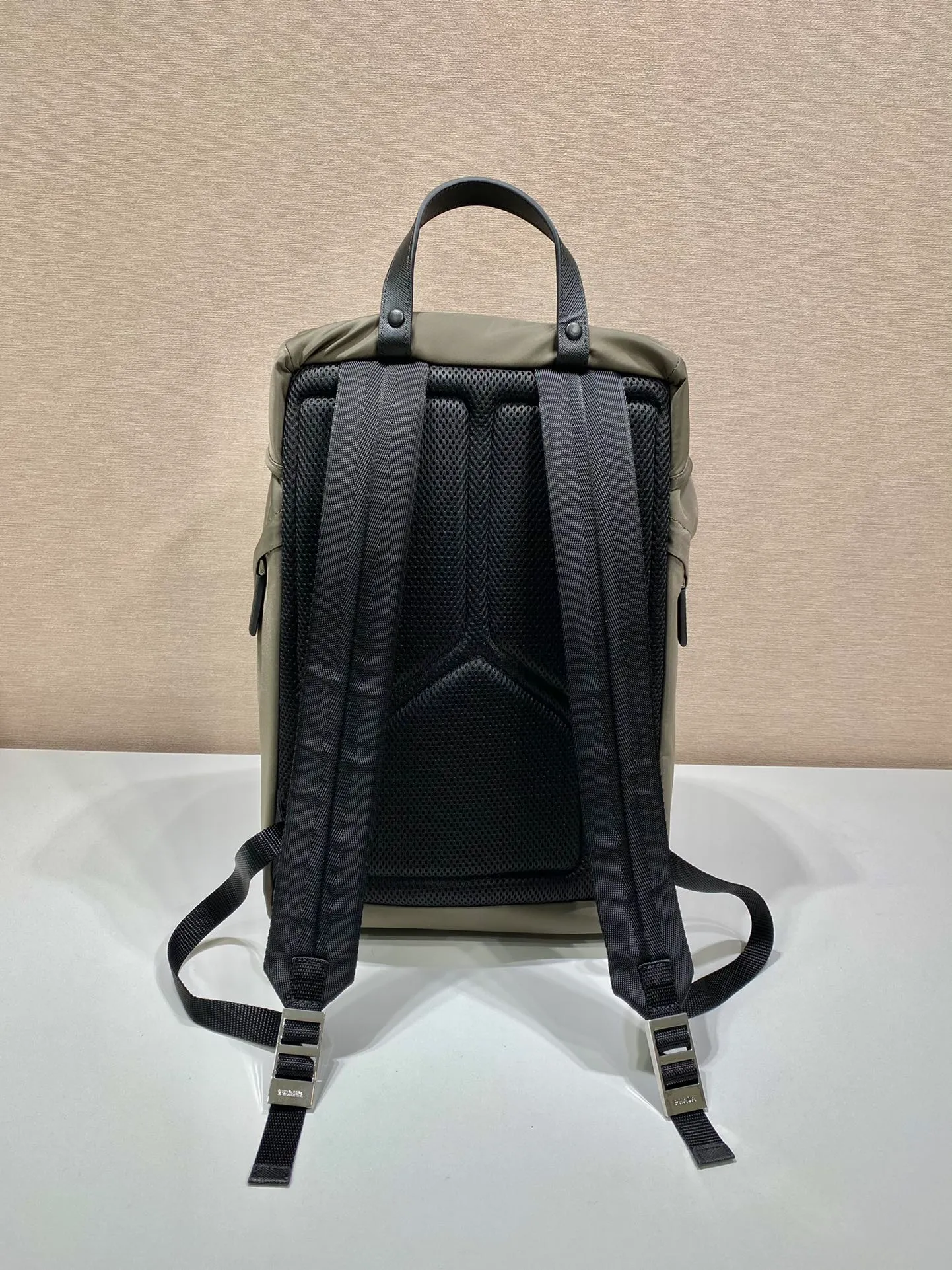 💰1320🎉Exclusive debut🎉2VZ135 backpack🎉🎉New color🎉This nylon backpack is decorated with Saffiano leather trim, creating a unique style with creativity and technology. Multiple pockets and a technical padded back are design features. A new style among classics, fashionable and elegant👍👍Another classic that will never go out of style👏👏Length 27xHeight 45xBottom 17cm👏