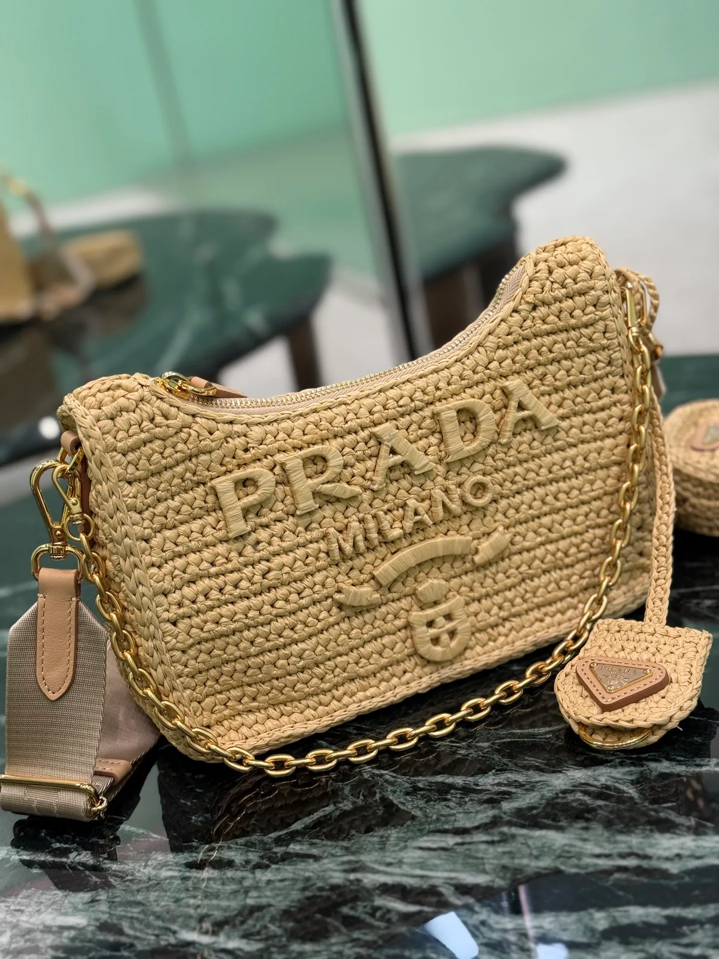 💰1700✨New product launch✨ hobo three-in-one weaving Made of top-quality raffia, handmade with smart colors and fashionable charm. Hand-woven logo on the front, with coin pouch, detachable chain and adjustable shoulder strap, not only practical, lightweight but also beautiful. Size: 22-18-6cm Model: 1BH204 embossed weaving