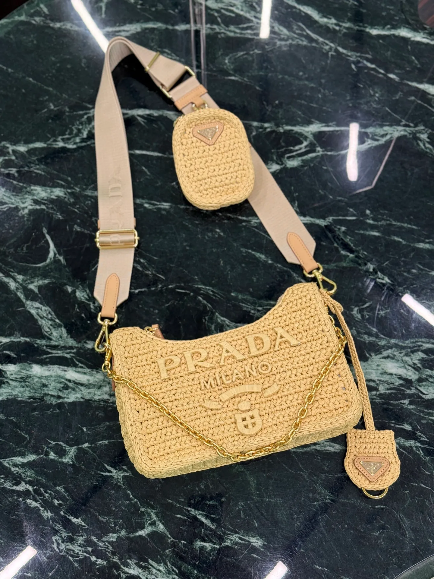 💰1700✨New product launch✨ hobo three-in-one weaving Made of top-quality raffia, handmade with smart colors and fashionable charm. Hand-woven logo on the front, with coin pouch, detachable chain and adjustable shoulder strap, not only practical, lightweight but also beautiful. Size: 22-18-6cm Model: 1BH204 embossed weaving
