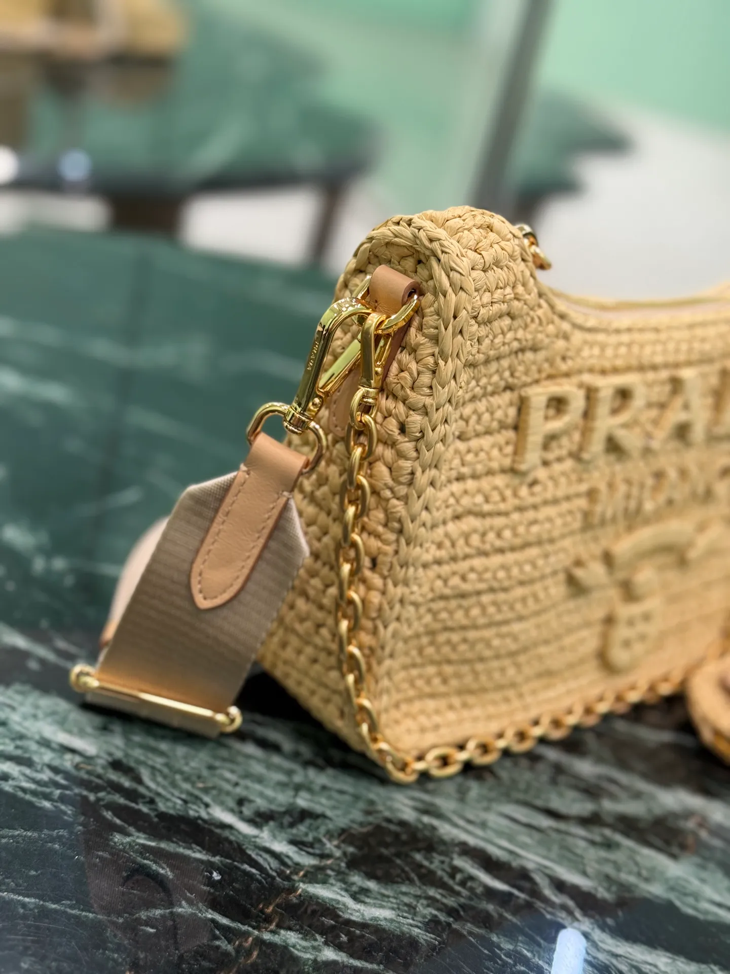 💰1700✨New product launch✨ hobo three-in-one weaving Made of top-quality raffia, handmade with smart colors and fashionable charm. Hand-woven logo on the front, with coin pouch, detachable chain and adjustable shoulder strap, not only practical, lightweight but also beautiful. Size: 22-18-6cm Model: 1BH204 embossed weaving