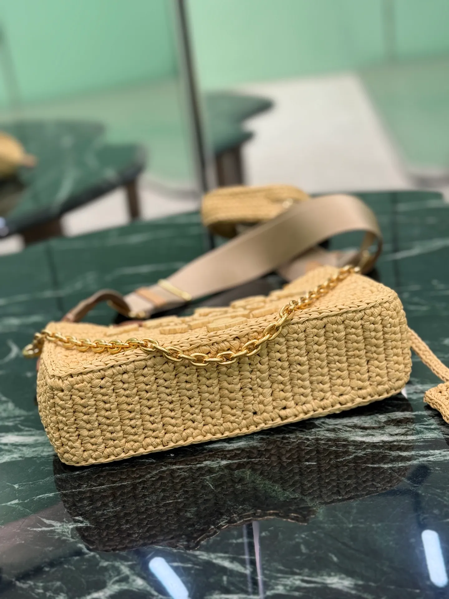 💰1700✨New product launch✨ hobo three-in-one weaving Made of top-quality raffia, handmade with smart colors and fashionable charm. Hand-woven logo on the front, with coin pouch, detachable chain and adjustable shoulder strap, not only practical, lightweight but also beautiful. Size: 22-18-6cm Model: 1BH204 embossed weaving