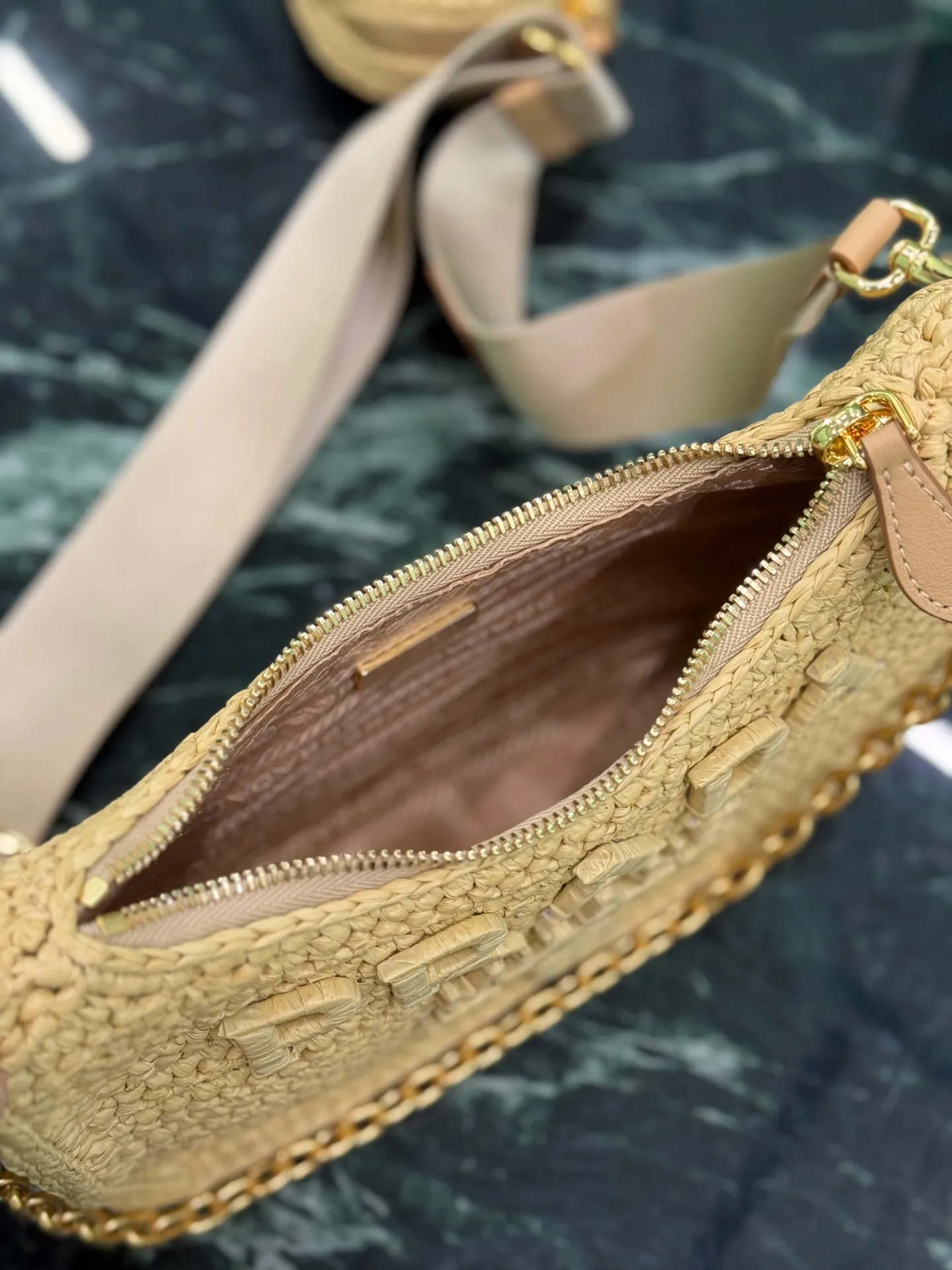 💰1700✨New product launch✨ hobo three-in-one weaving Made of top-quality raffia, handmade with smart colors and fashionable charm. Hand-woven logo on the front, with coin pouch, detachable chain and adjustable shoulder strap, not only practical, lightweight but also beautiful. Size: 22-18-6cm Model: 1BH204 embossed weaving