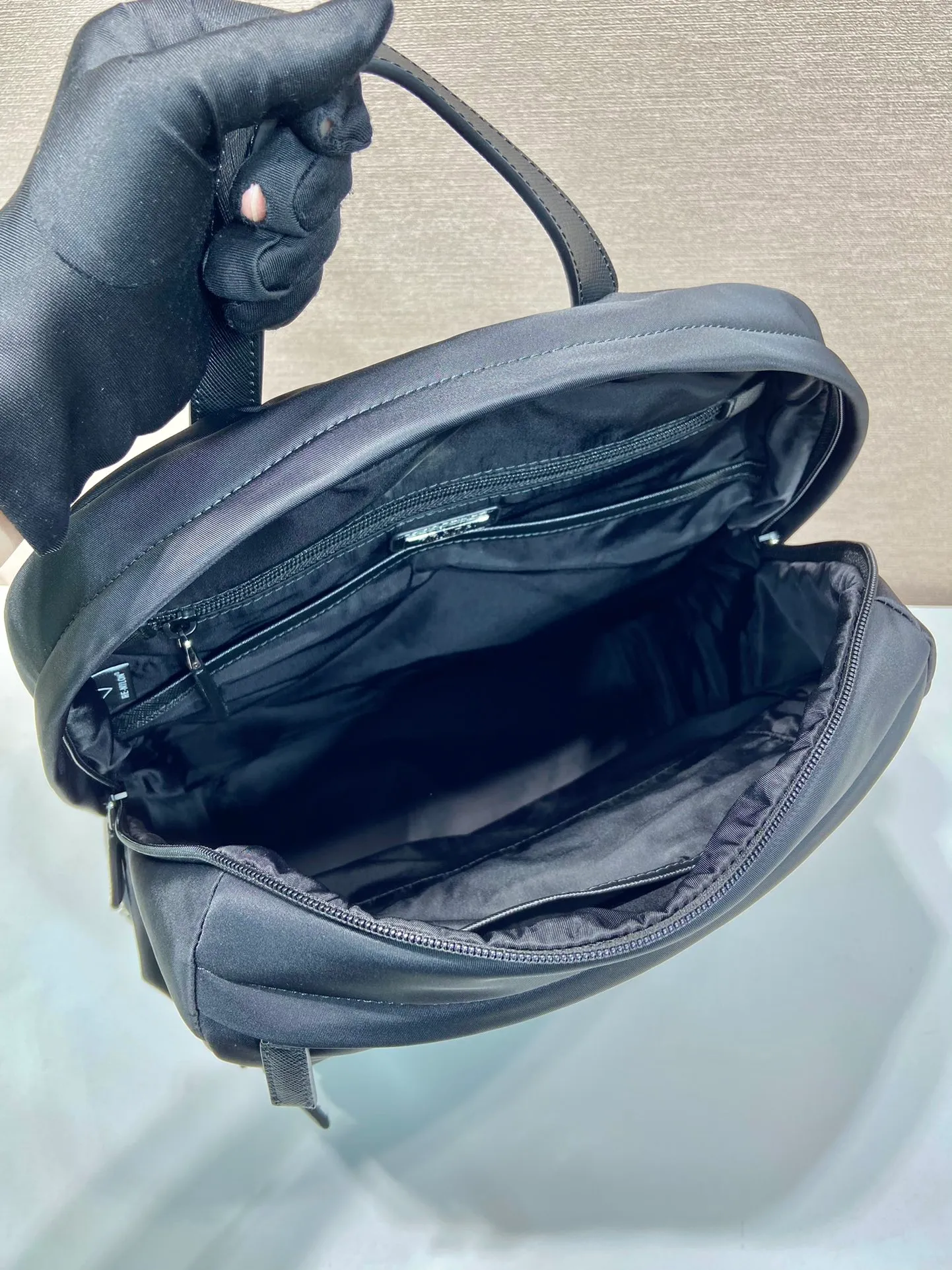 💰1320, a new backpack from P family, 2VZ104 triangle logo 👏👏Original item, nylon material, adjustable strap, fabric Saffiano leather handle on the back, zipper closure, two zippered outer pockets, nylon lining, one zippered inner pocket and one pocket sewn to the inner wall. 🎉🎉🎉Length 30×Height 39×Bottom 15cm👍👍👍